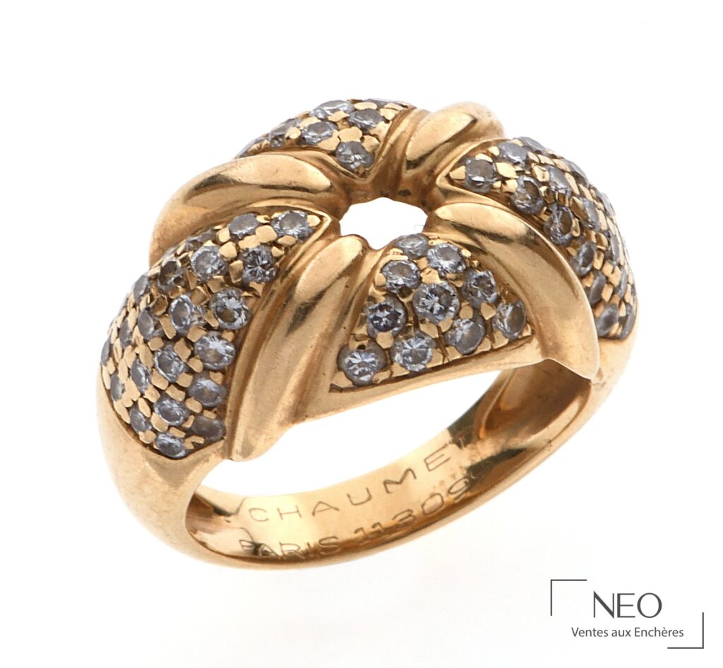 Bague Chaumet ajourée en or jaune sertie de diamants formant un X