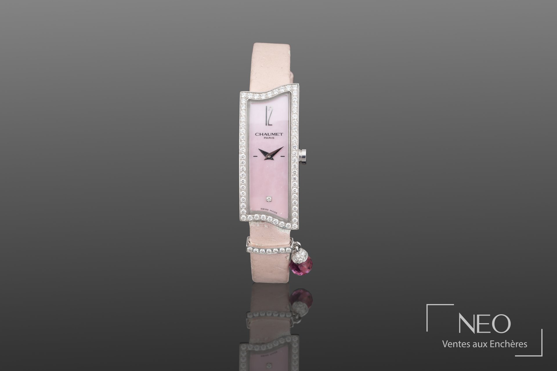Montre Chaumet Paris Frisson en or gris et bracelet satiné rose