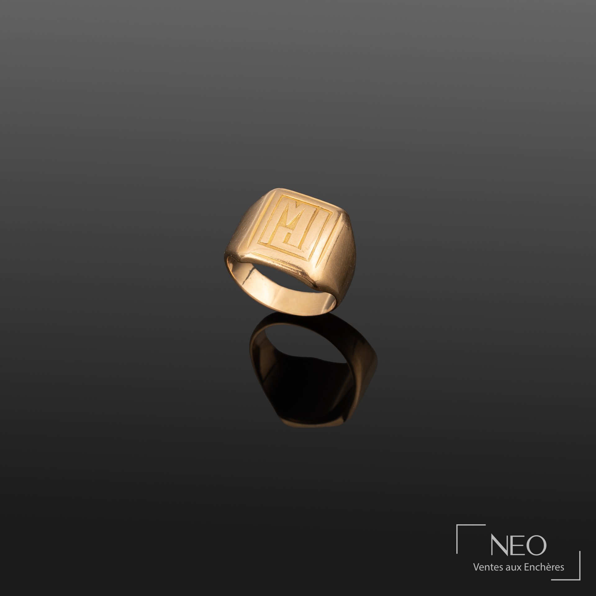 Chevalière en or jaune 18K monogrammée MJ