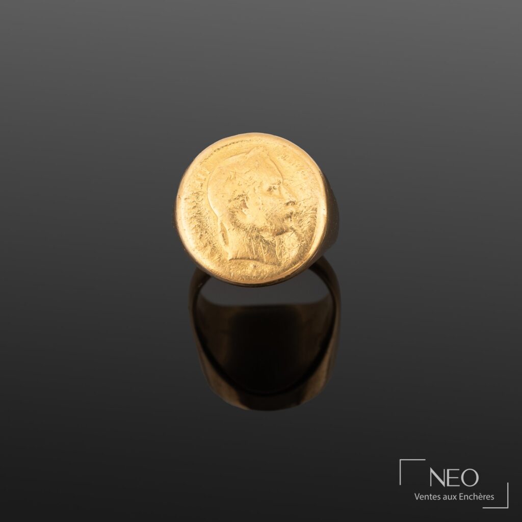 Chevalière en or jaune avec monnaie au profil de Napoléon III