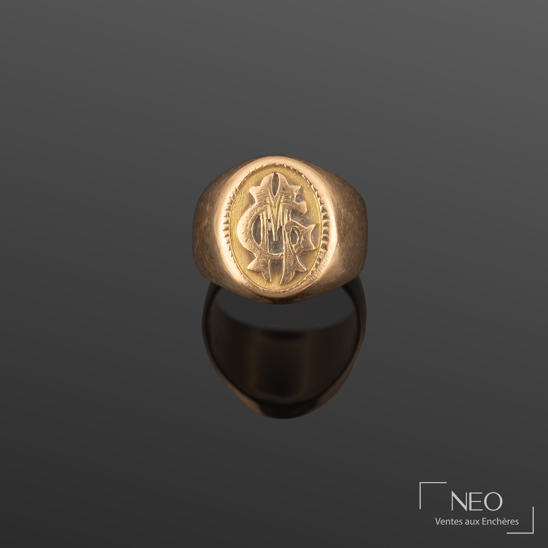 Chevalière monogrammée MG en or rose 18K