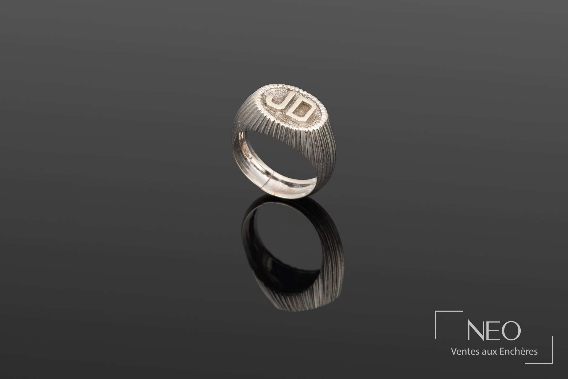 Chevalière monogrammée JD en or gris 18K