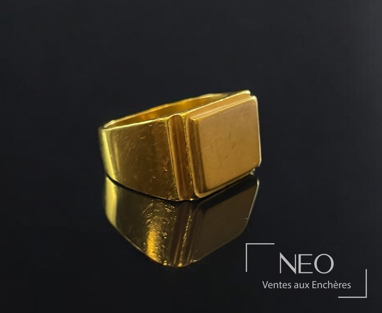 Chevalière en or jaune 18 carats, partie supérieure en or gris 18 carats