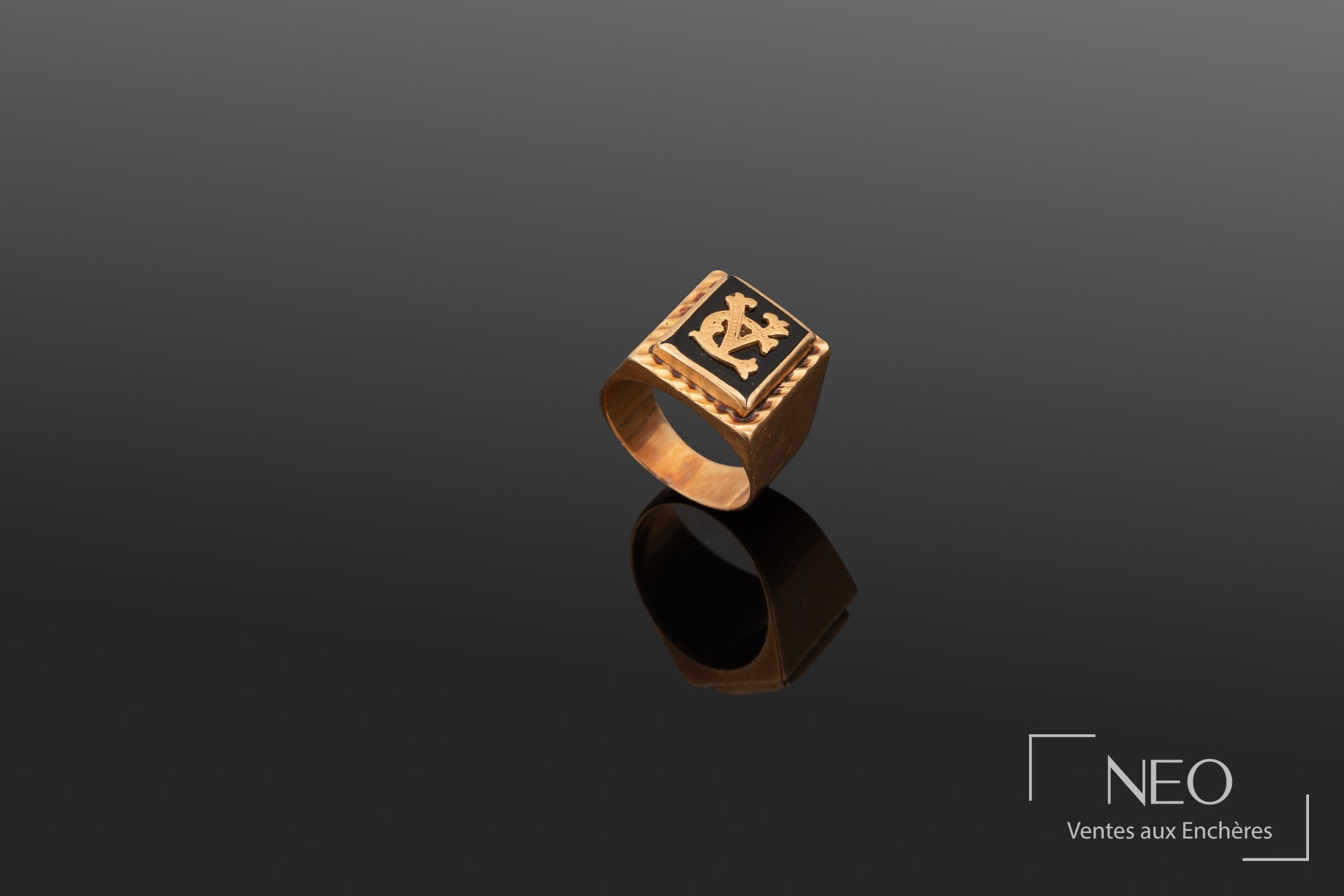 Chevalière en or jaune 18K monogrammée AD sur fond d&rsquo;émail noir