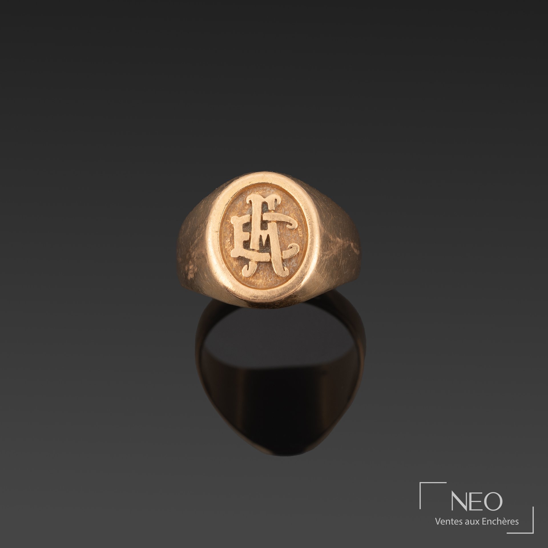 Chevalière monogrammée EA en or jaune 18K