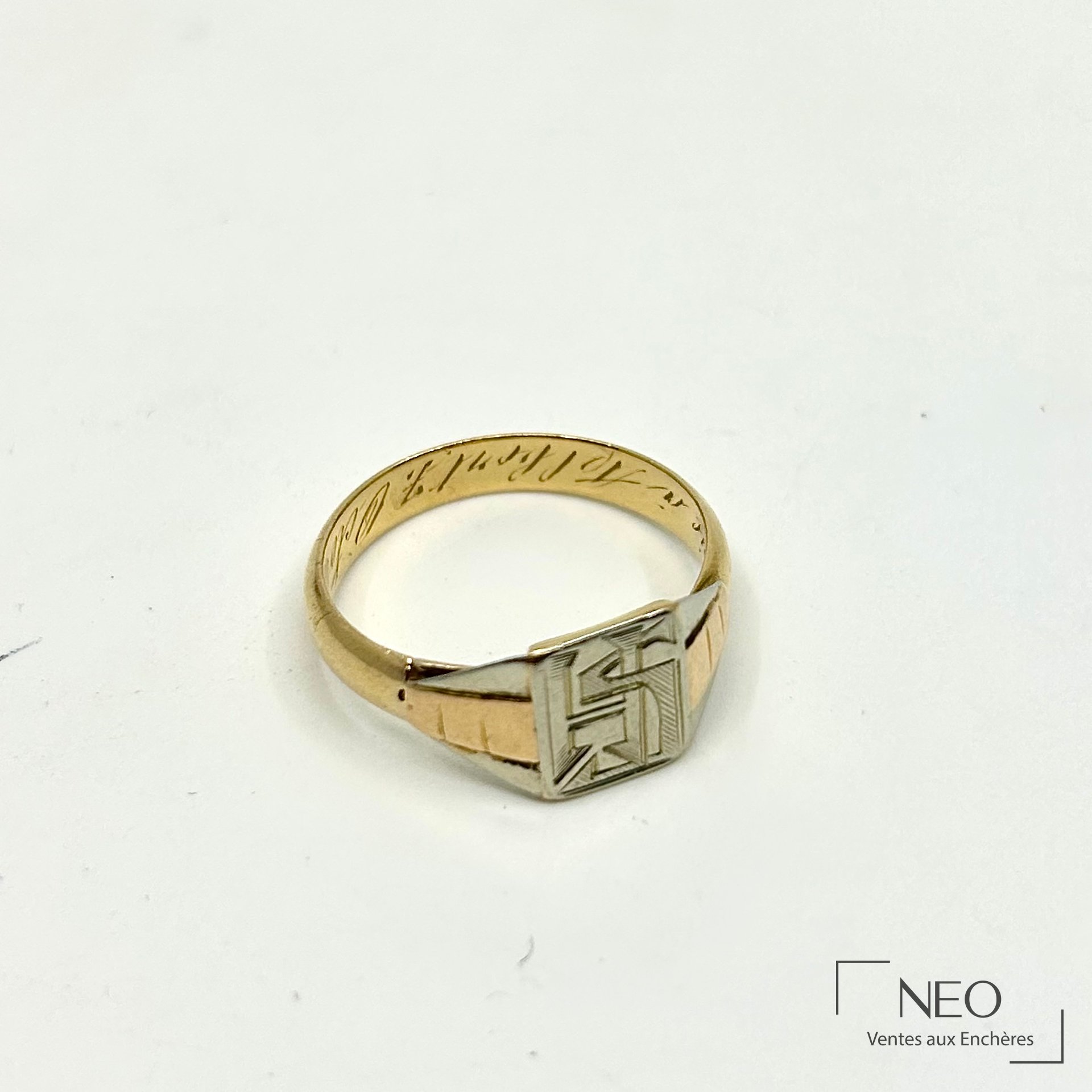 Chevalière en or jaune et gris 18 carats gravée