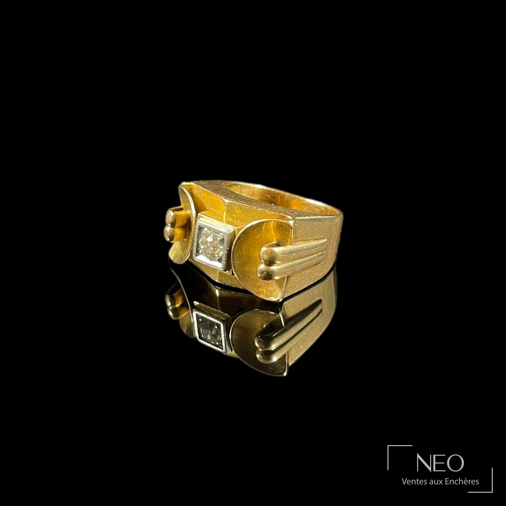 Chevalière en or jaune et platine ornée d&rsquo;un diamant de taille ancienne