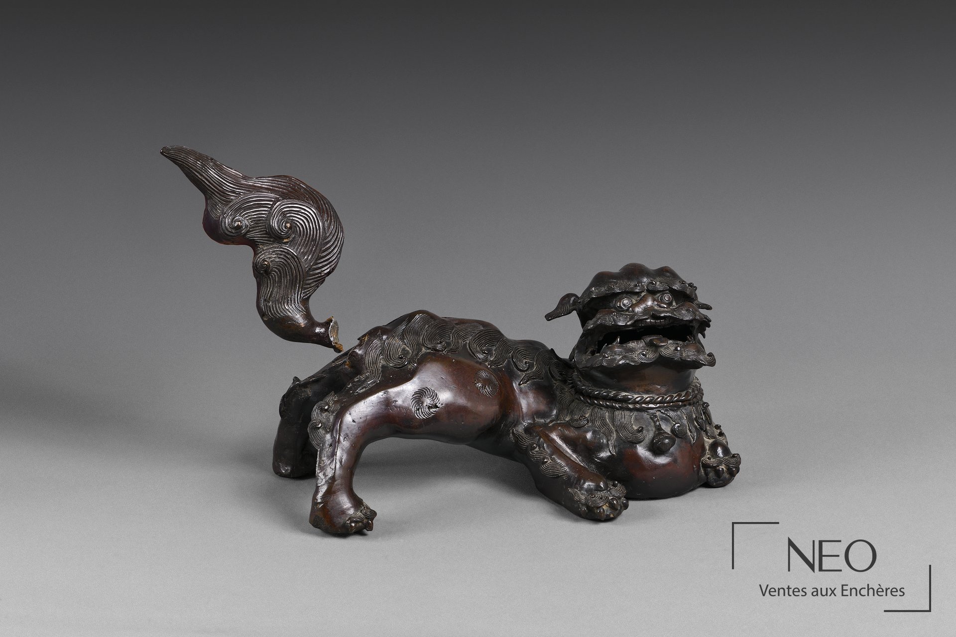 Chien de Fô en bronze allongé