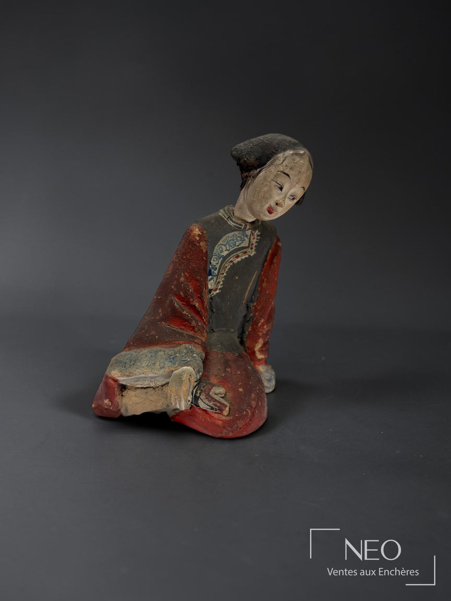 Statuette chinoise polychrome montrant une jeune fille assise en tailleur
