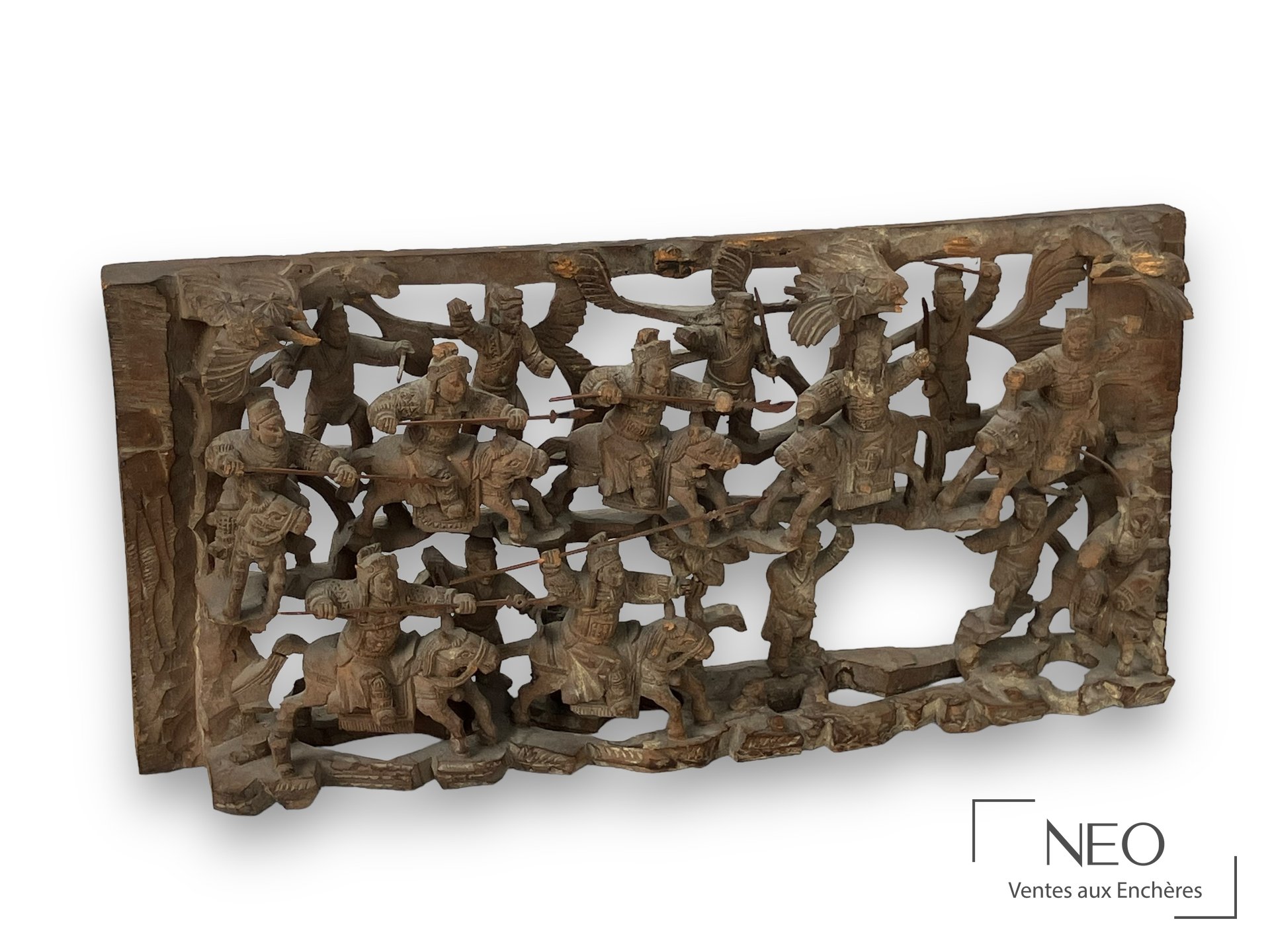 Panneau ajouré en bois sculpté représentant des cavaliers et soldats
