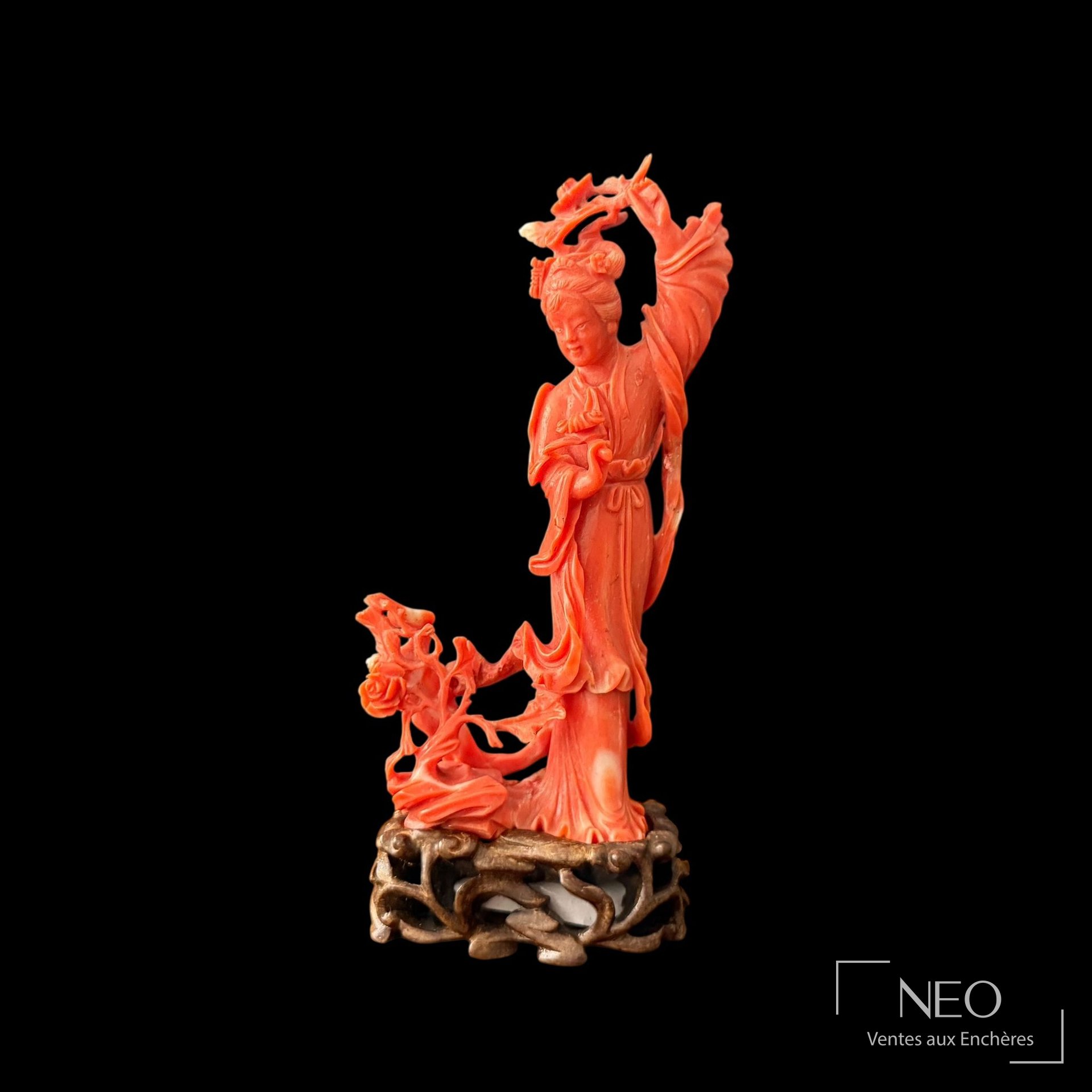 Statuette en corail rouge représentant une jeune femme sur socle en bois