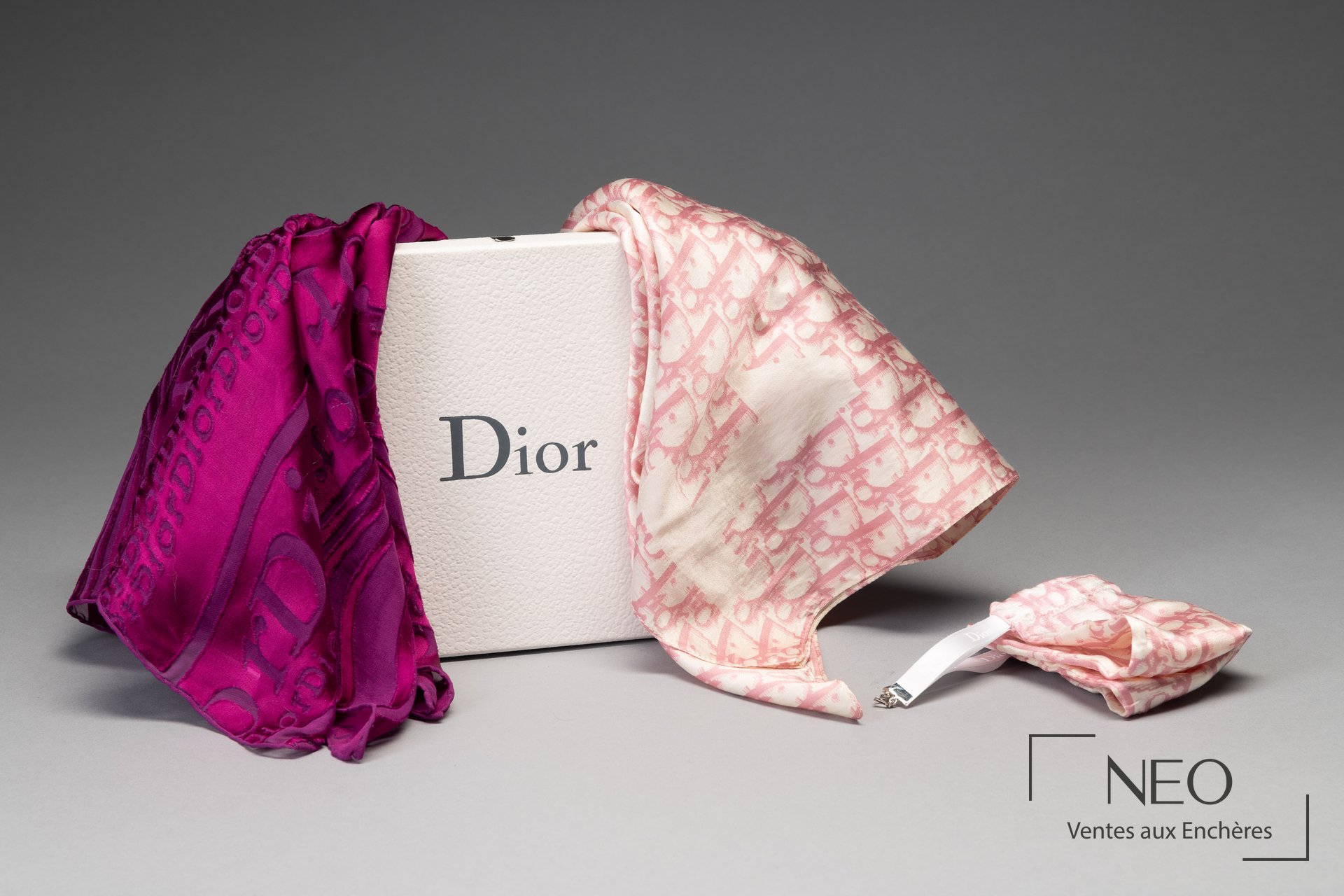 Christian Dior – lot de deux foulards en soie, avec boîte et pochon