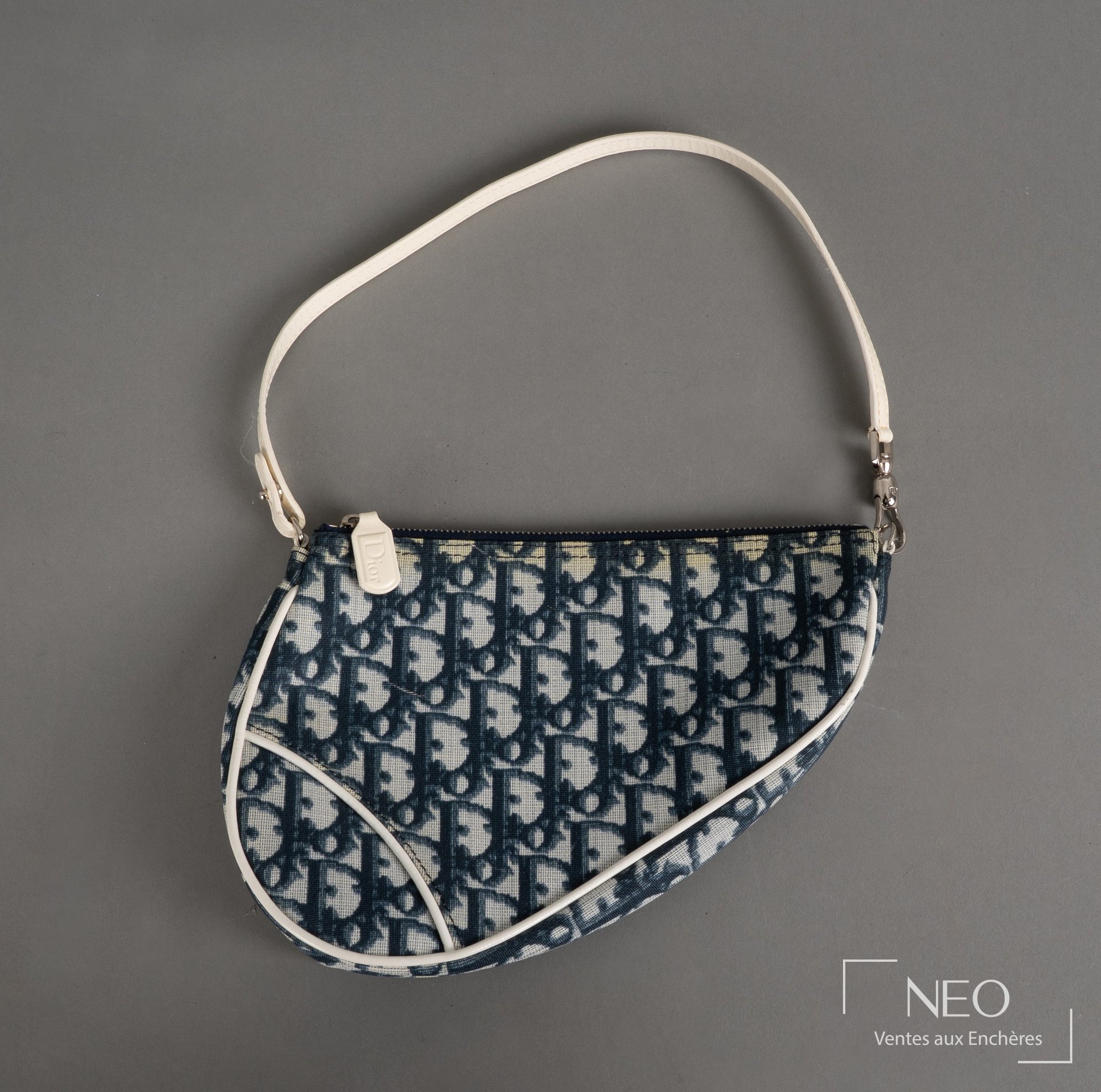 Christian Dior Pochette accessoire en toile enduite monogrammée bleu et cuir vernis blanc