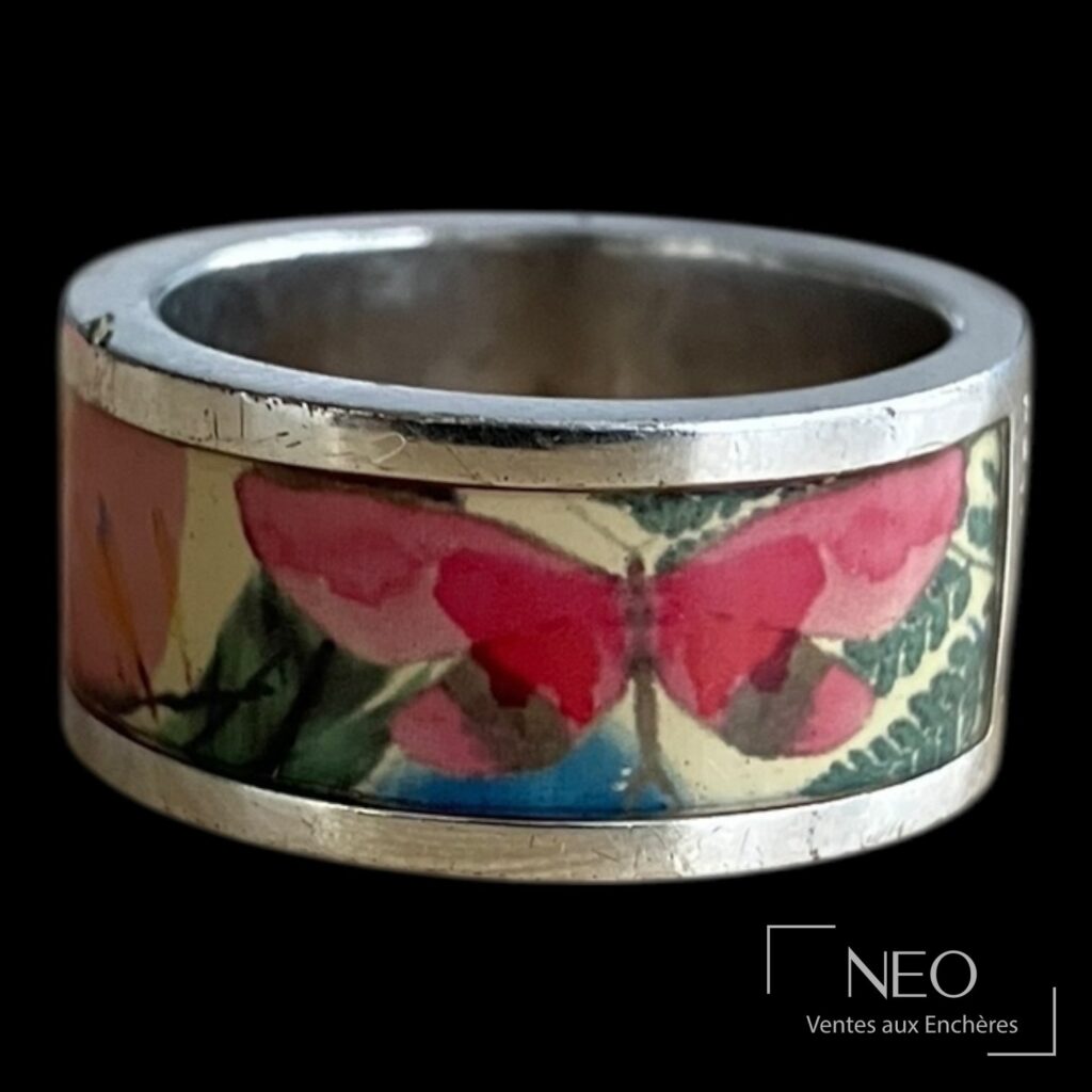 Bague Christian Lacroix en métal argenté avec décor coloré sous verre de papillons
