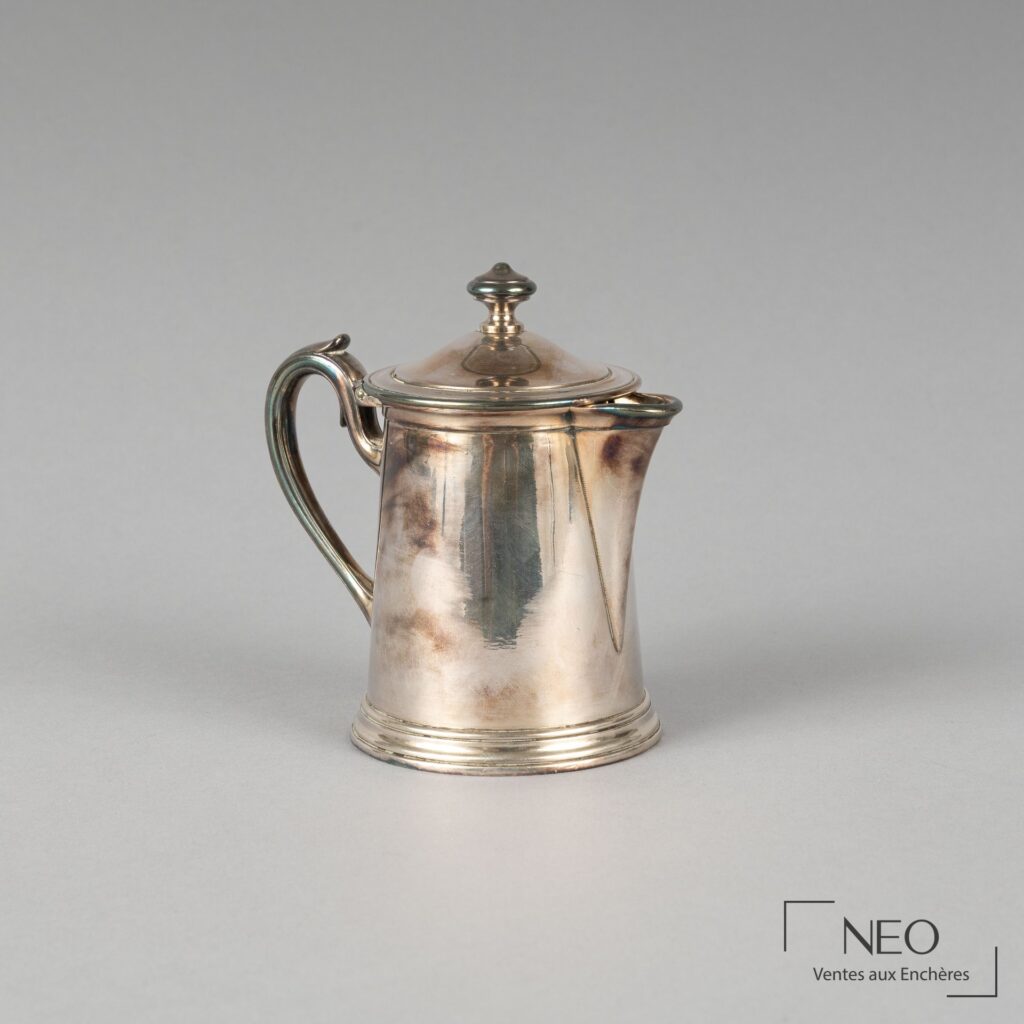 Petit pot à lait Christofle en métal argenté vu de face