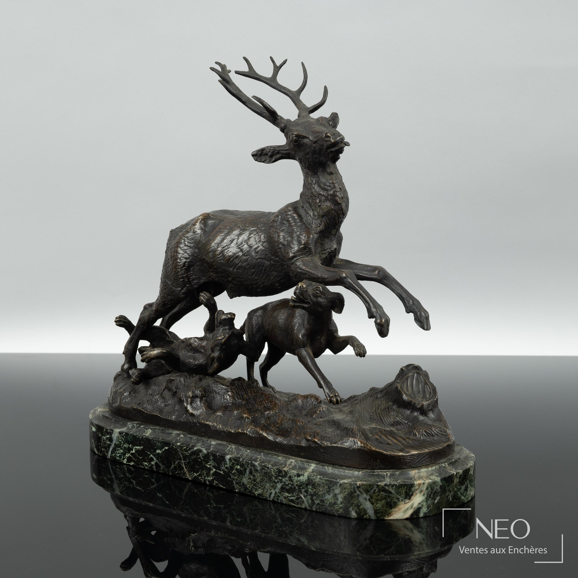Sculpture en bronze représentant un cerf et des chiens de chasse sur socle de marbre vert