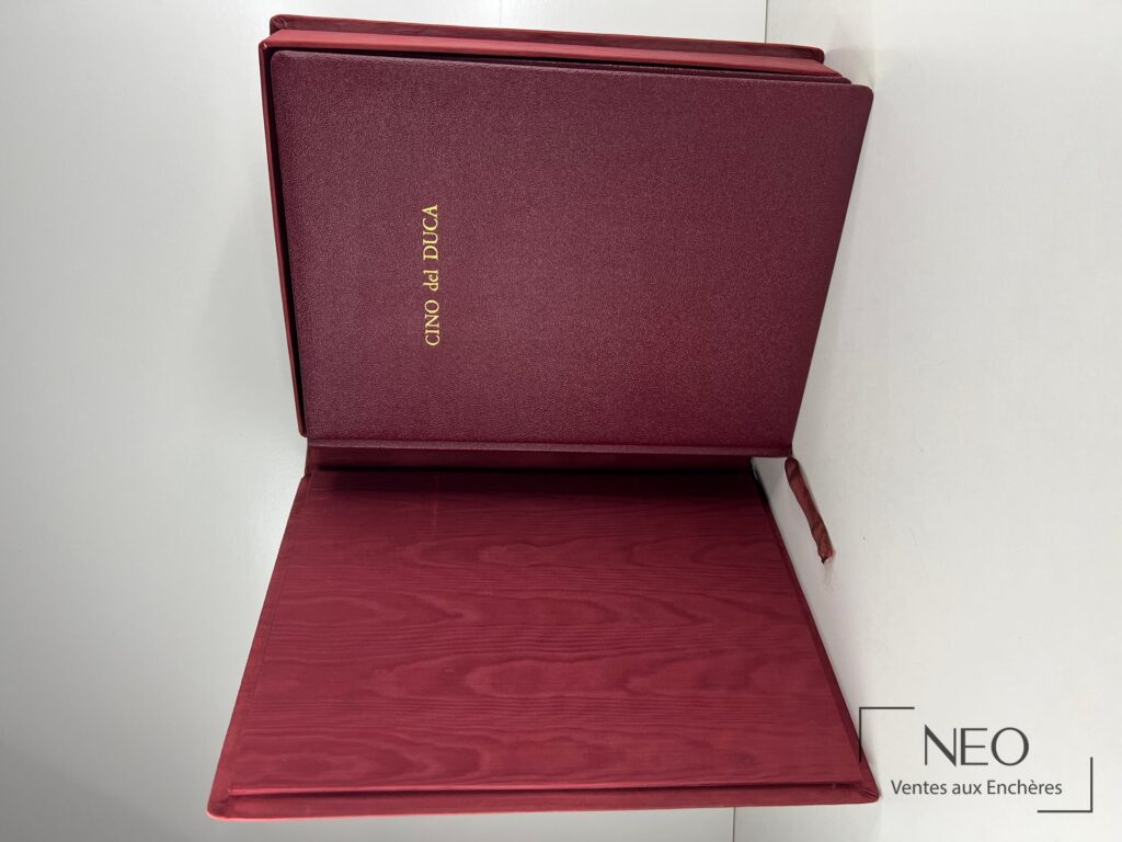 Album rouge présenté ouvert dans son coffret