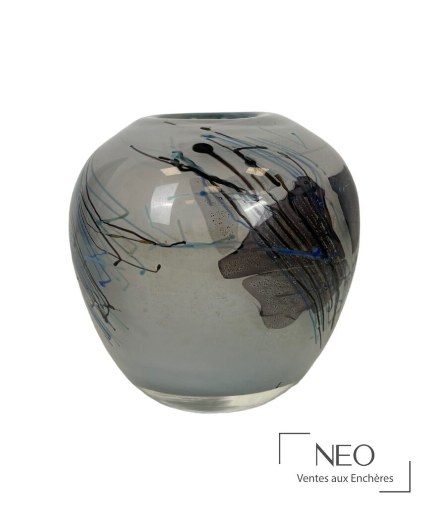 Vase pansu en verre gris à décor de zébrures et d’émail polychrome
