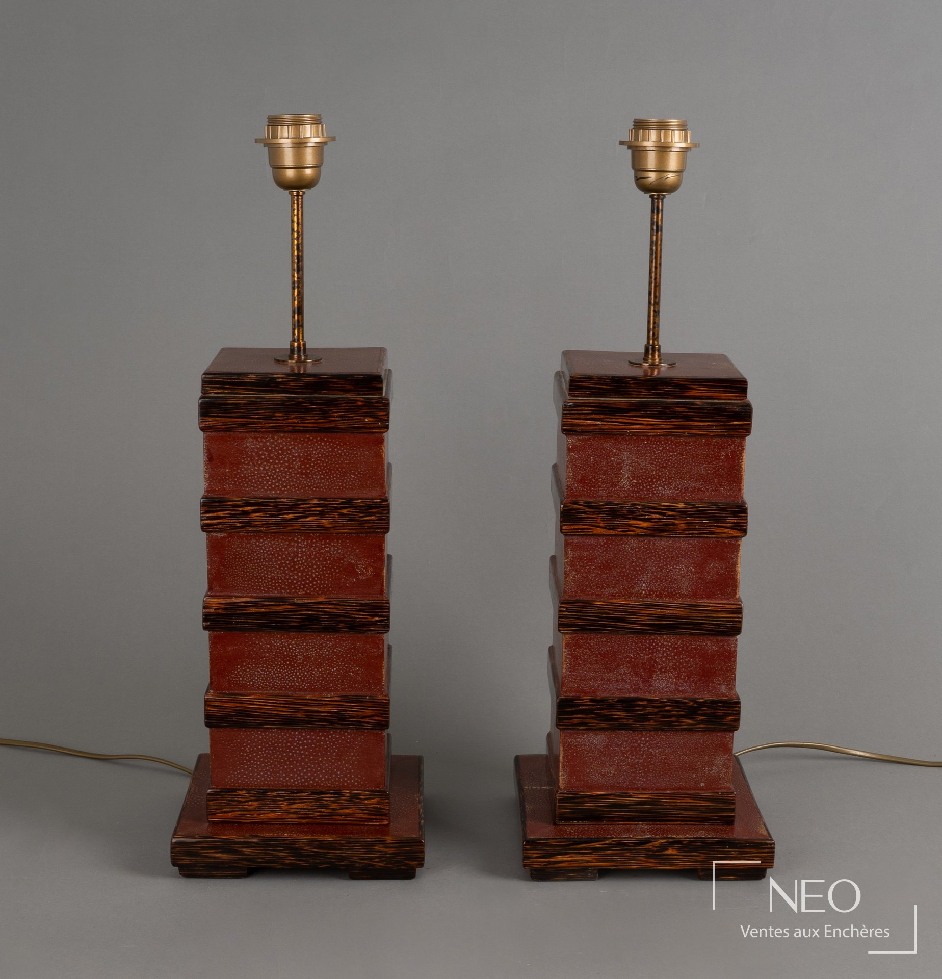 Paire de lampes en bois peint imitation galuchat rouge avec monture en partie haute