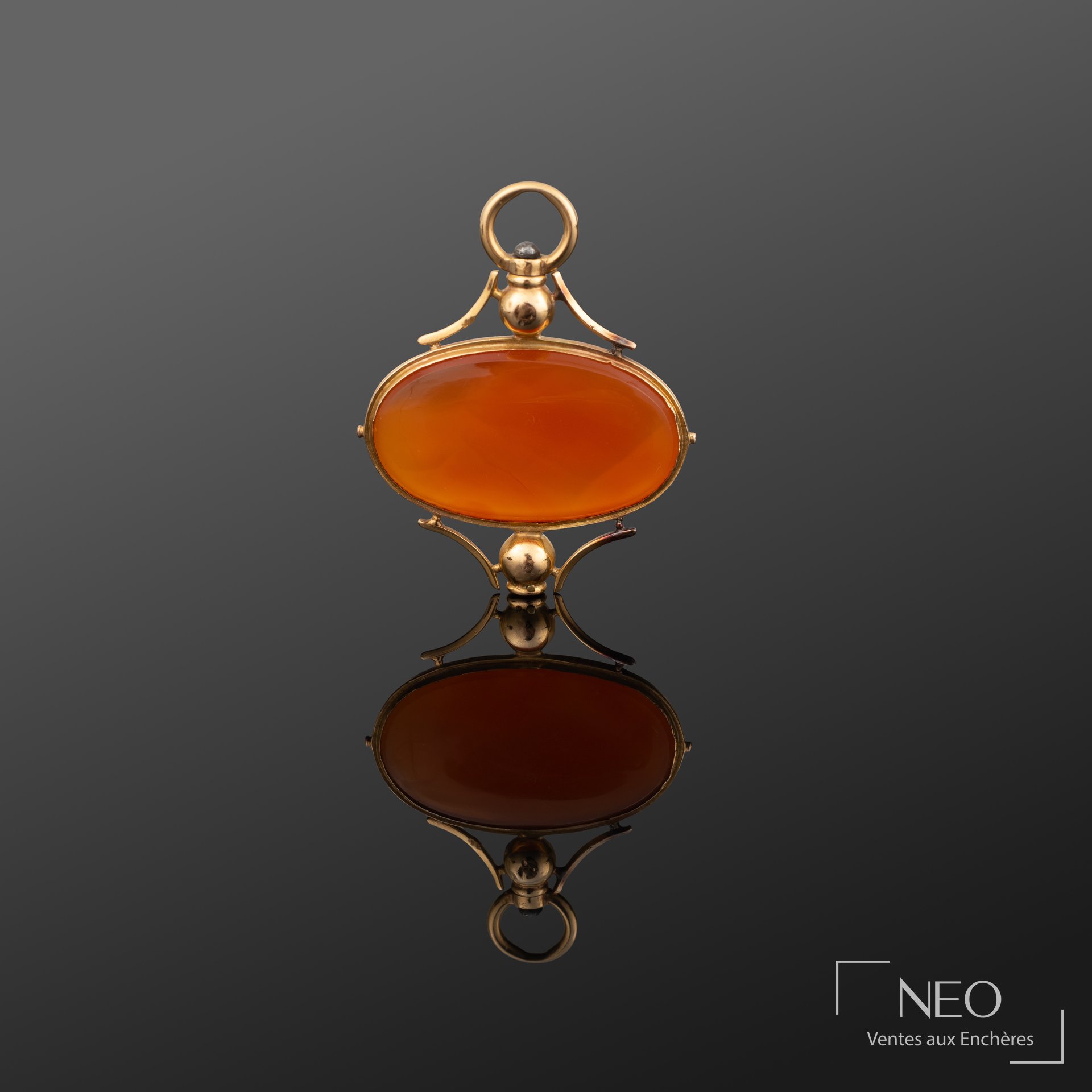 Clé de montre en or jaune 18K ornée d&rsquo;une cornaline ovale, Province 1819/1838