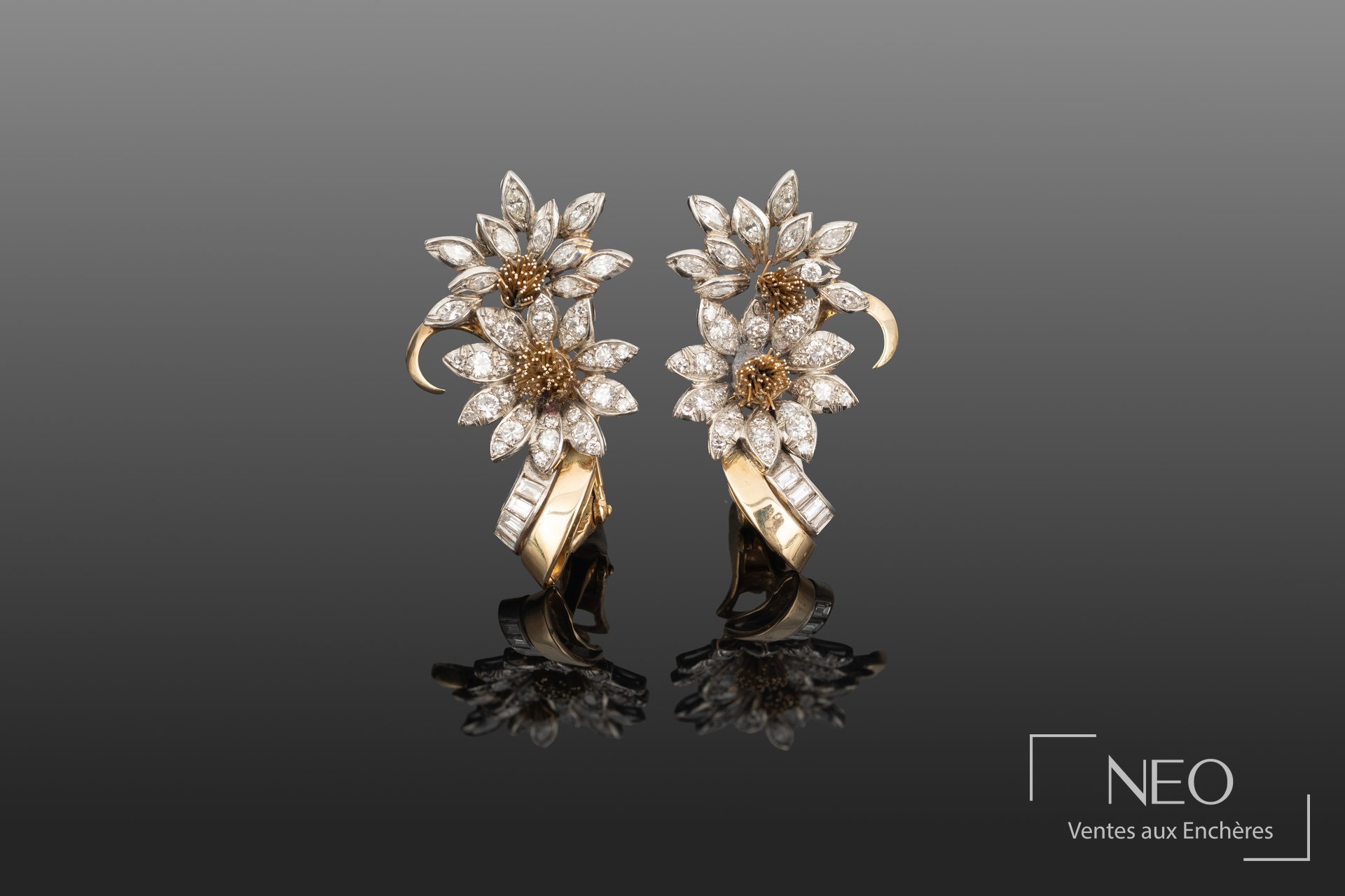 Paire de clips d'oreille en or gris et platine