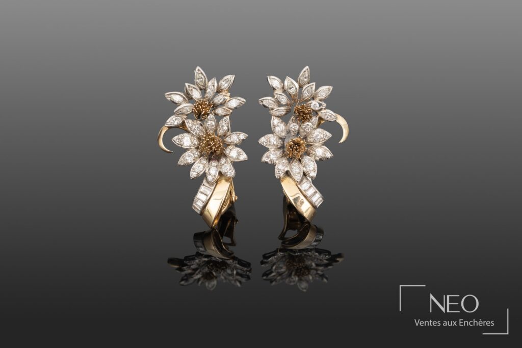 Paire de clips d’oreille floraux en or gris et platine sertis de diamants