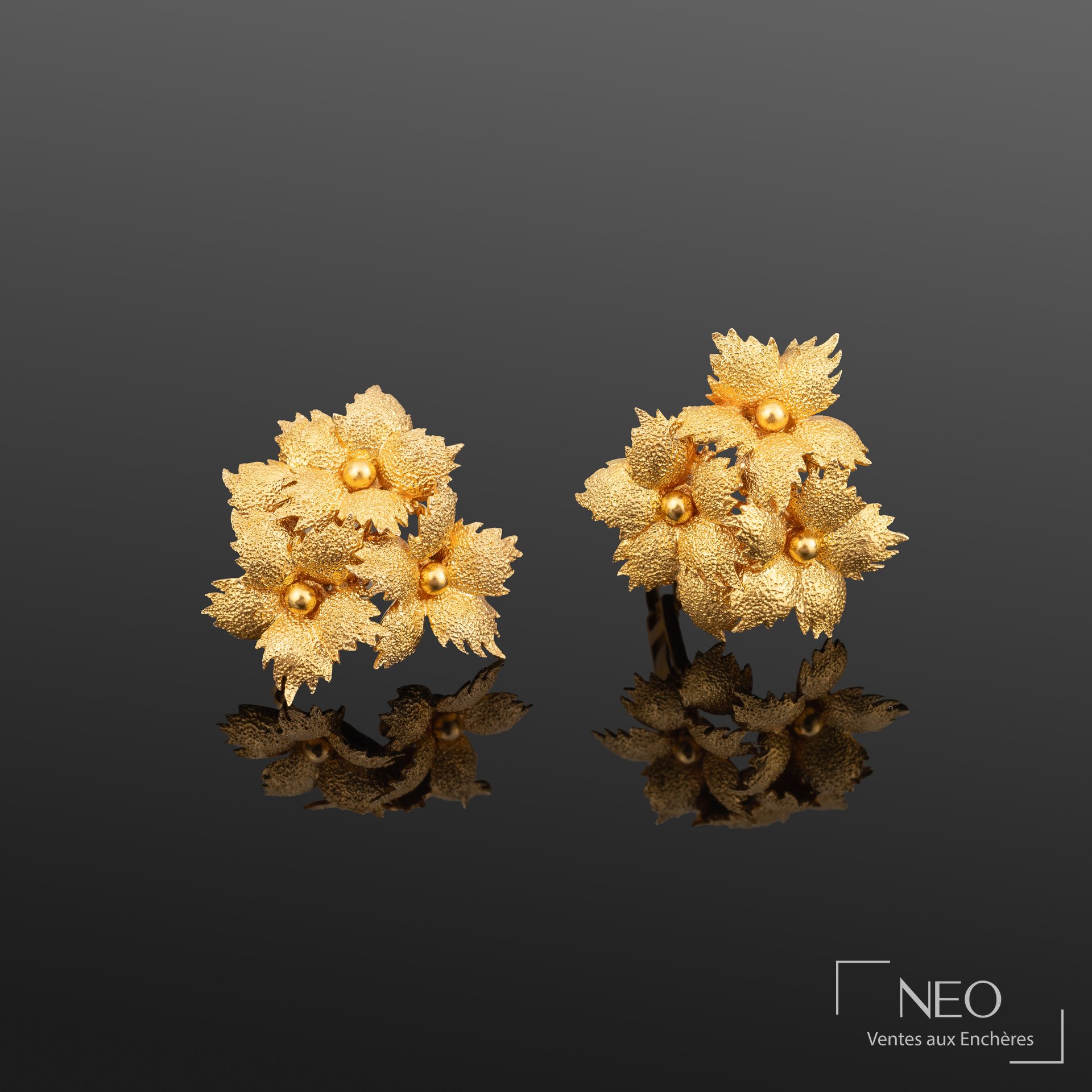 Paire de clips d’oreilles en or jaune 18K à fleurs stylisées