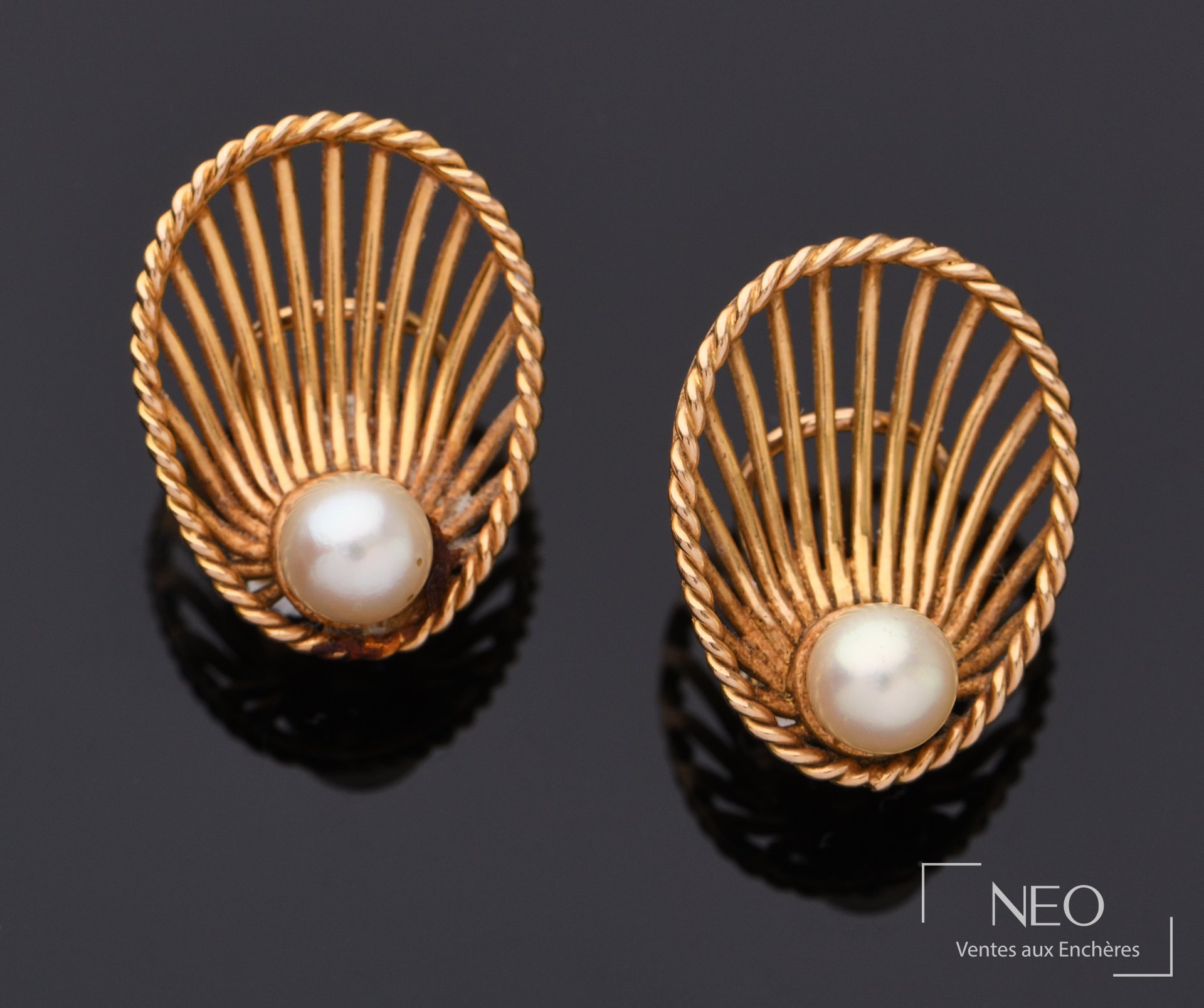 Paire de clips d’oreille en or jaune 18 carats et perles de culture