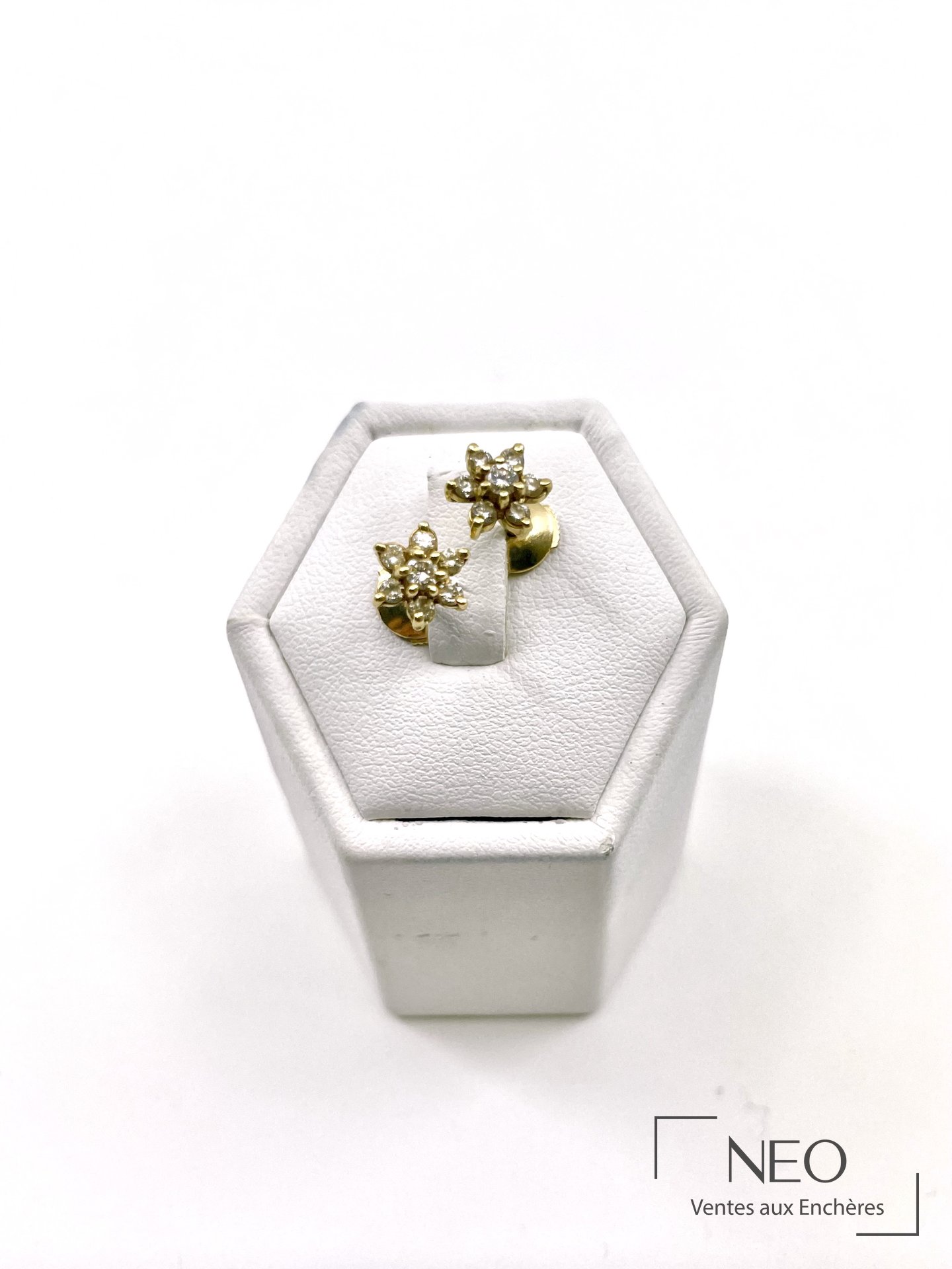Paire de clous d&rsquo;oreilles fleurs en or jaune 18 carats et montre Seiko