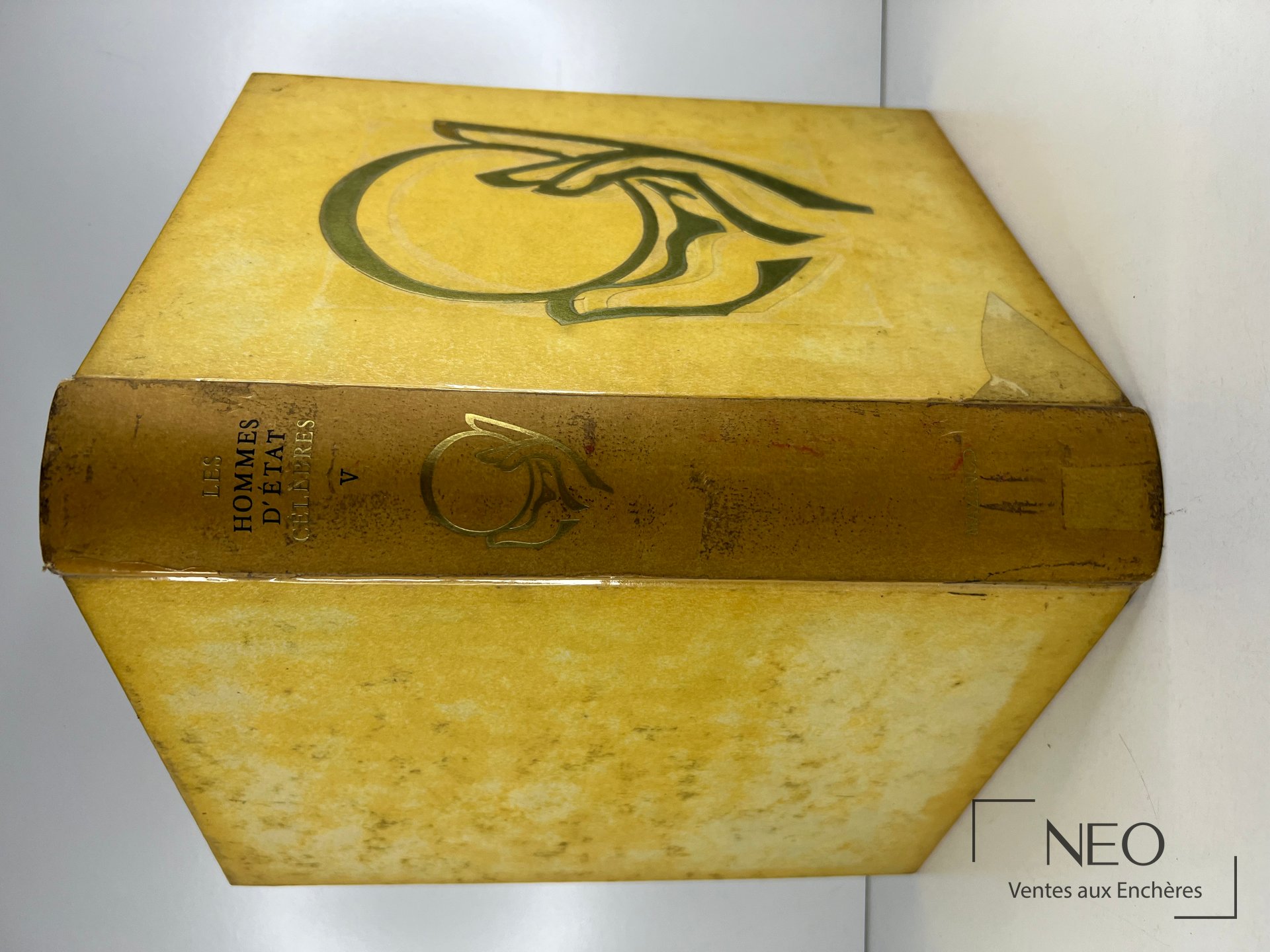 Livre relié de percaline jaune vu en biais