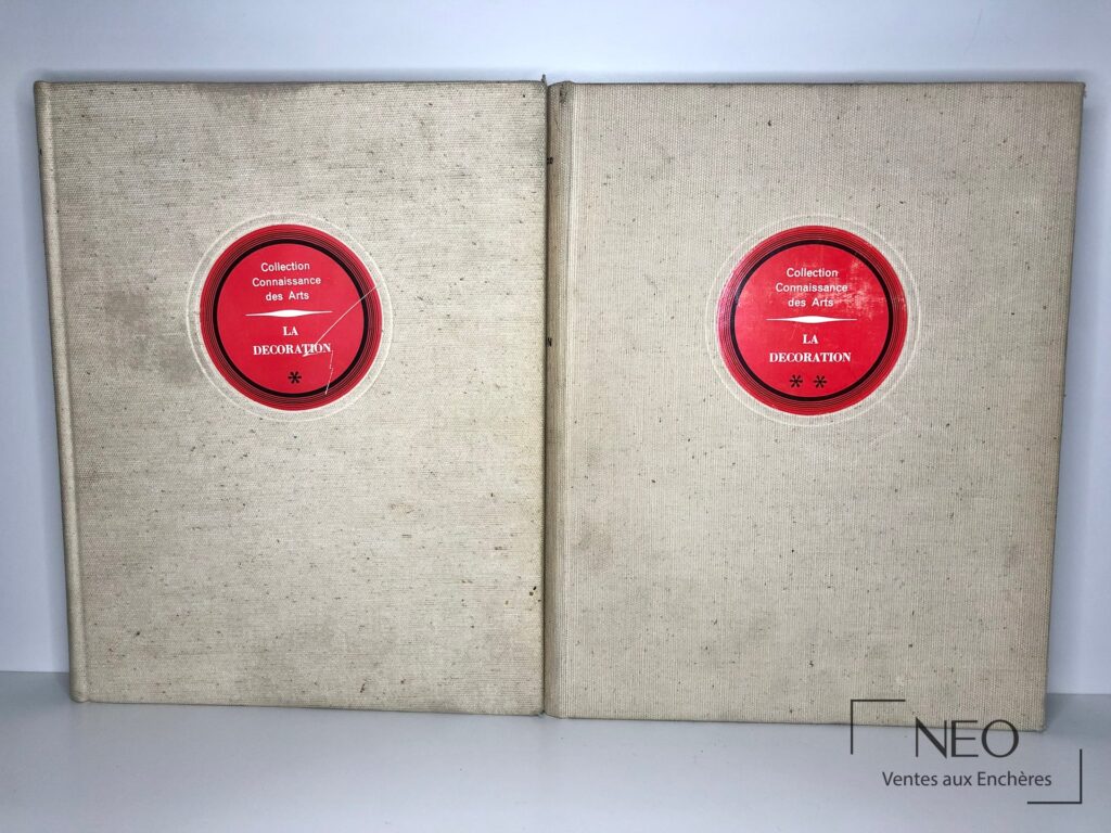 Deux volumes reliés en tissu gris avec pastille rouge au centre de la couverture