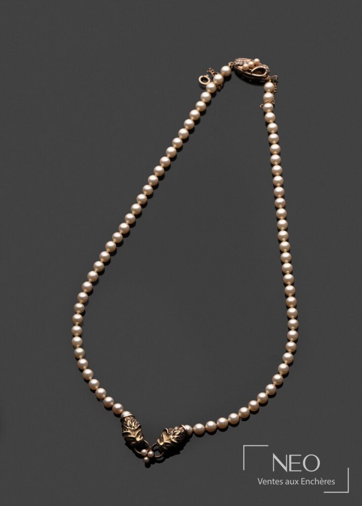 Collier ras de cou en perles blanches d'imitation avec fermoir orné de têtes de lions