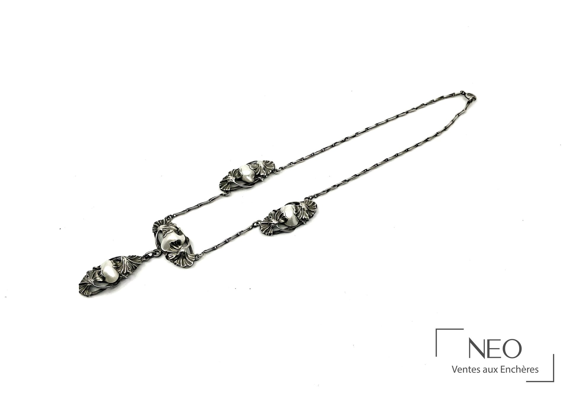 Collier en argent et perles blanches de style Art nouveau