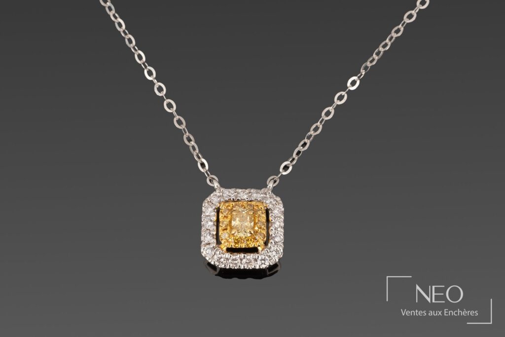Collier carré en or gris avec pendentif serti de diamants jaunes et blancs