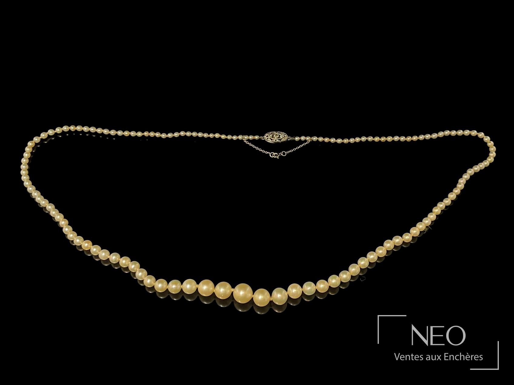 Collier de perles blanches en chute, fermoir en or jaune et platine