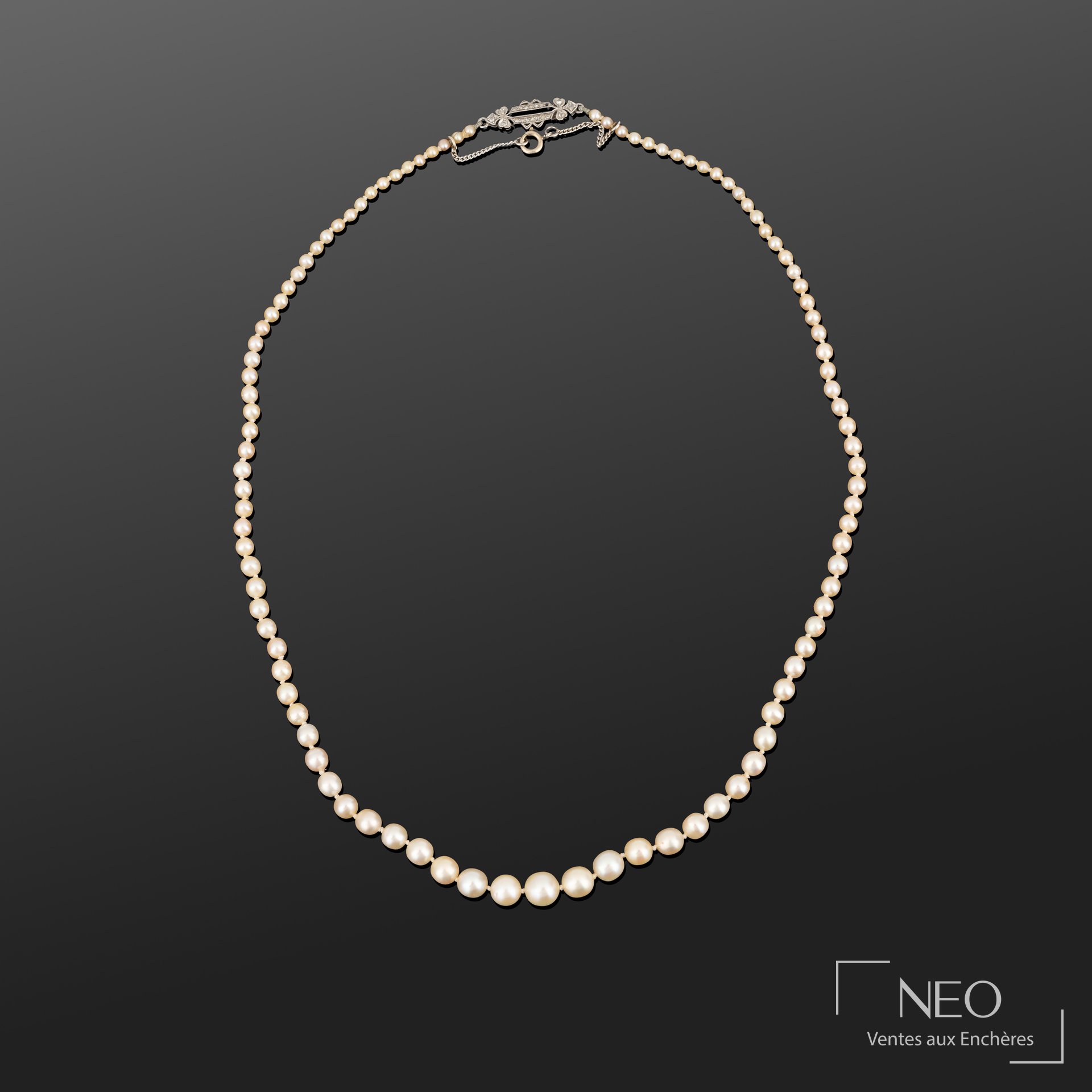 Collier de perles fines d’eau de mer en chute, fermoir en or gris et platine