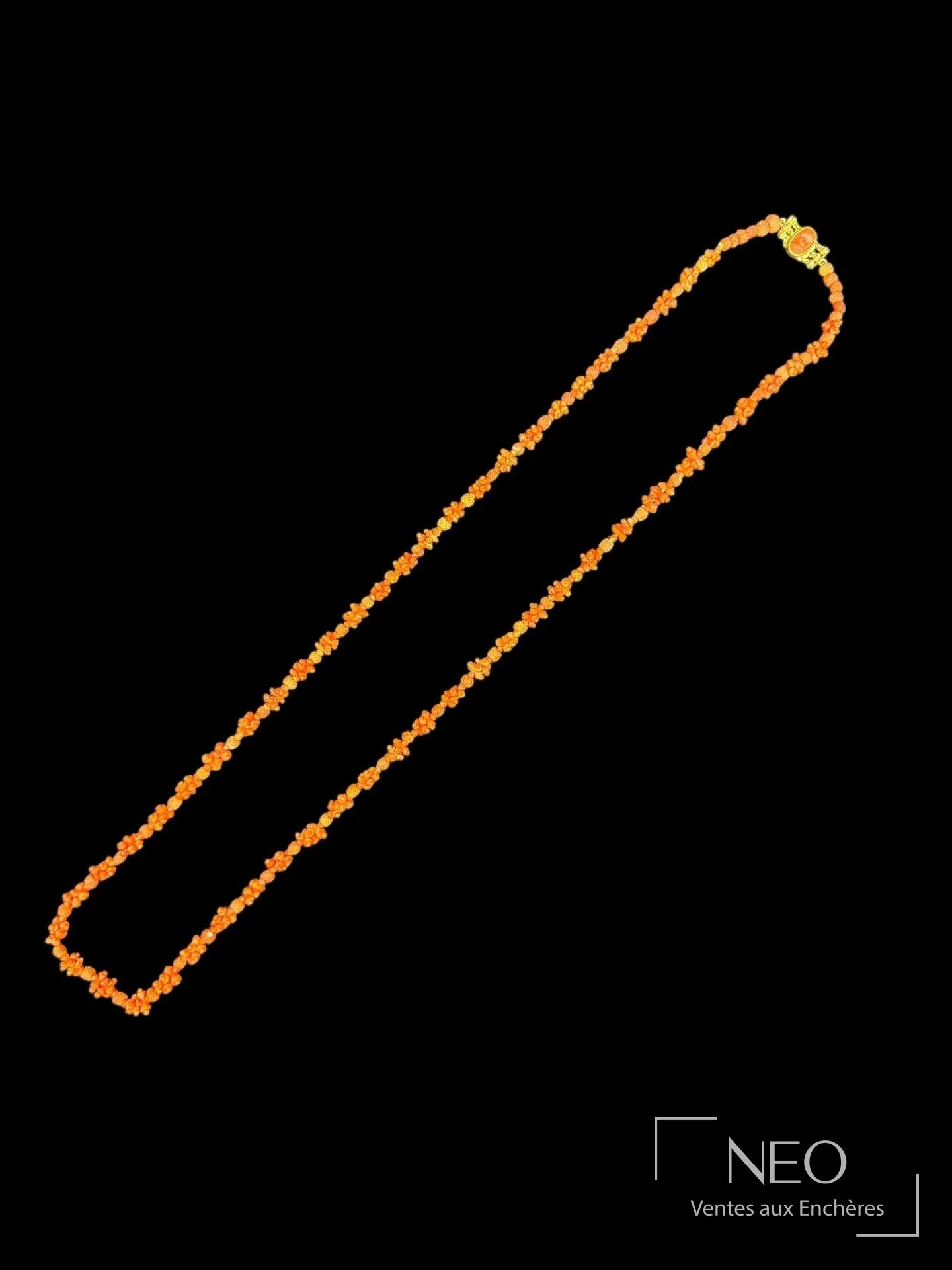 Long collier en perles de corail rouge, fermoir en or jaune 18 carats