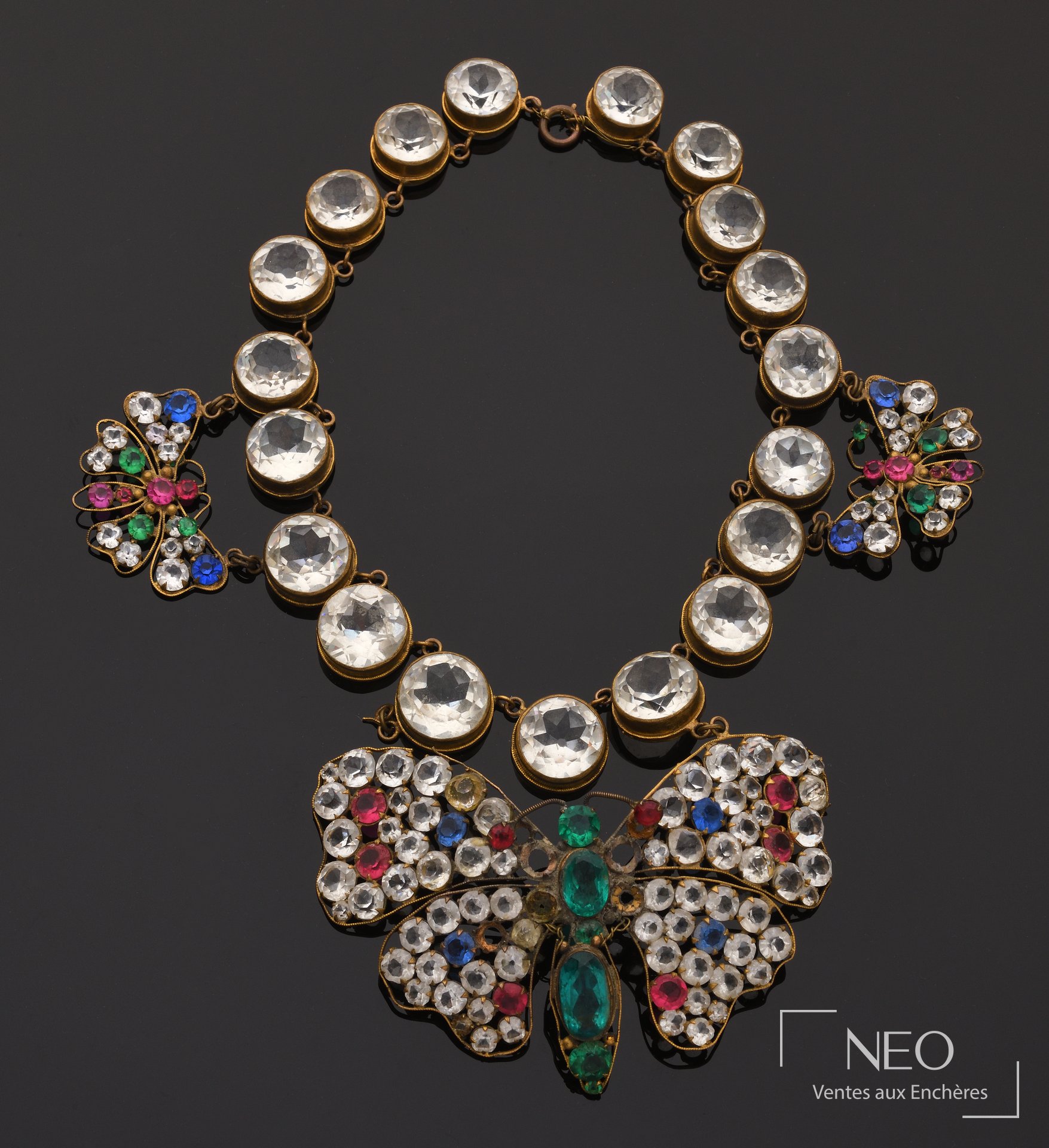 Collier en métal doré orné de pierres en verre et papillons