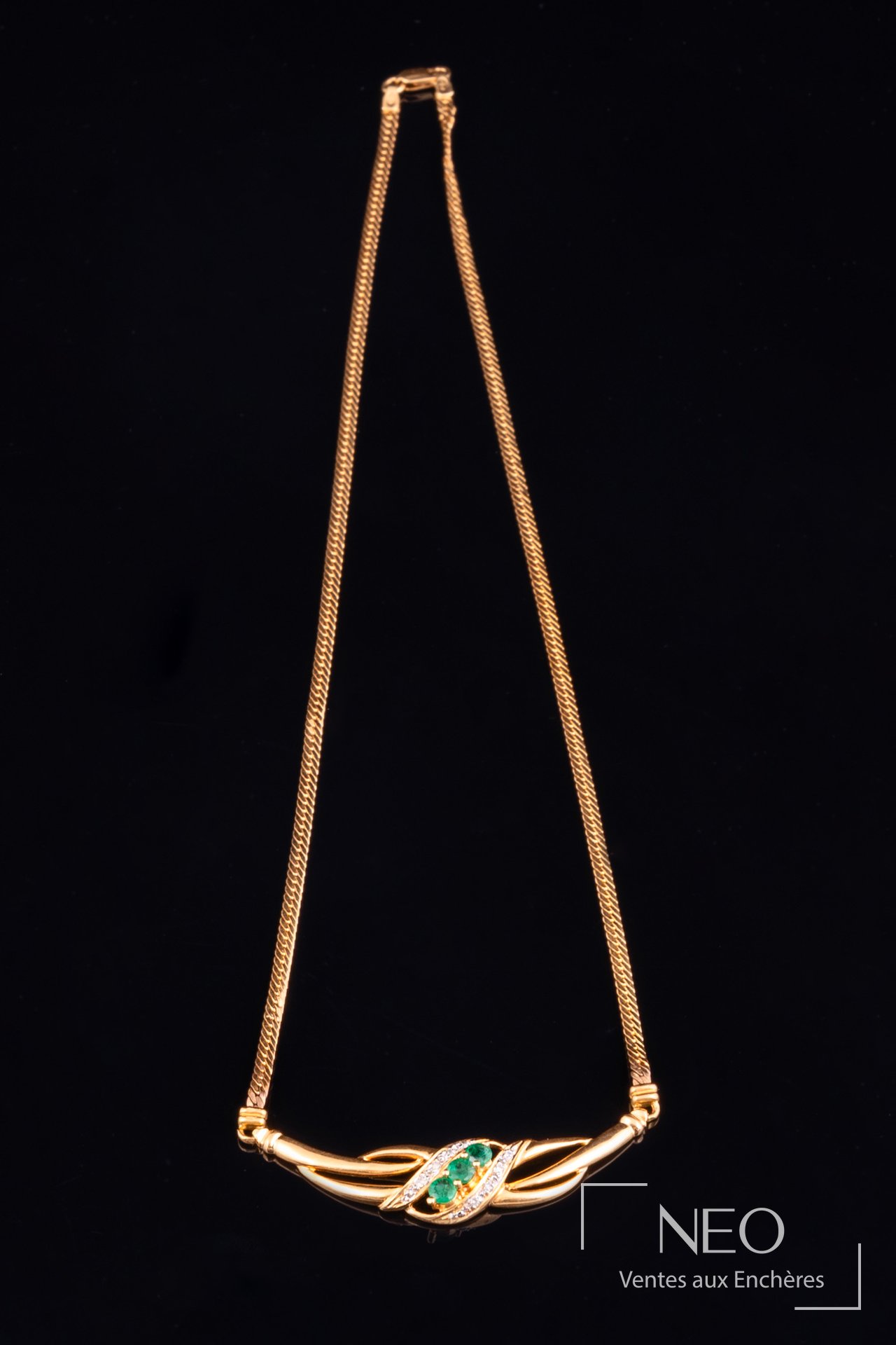 Collier en or jaune 18 carats serti de pierres vertes et diamants
