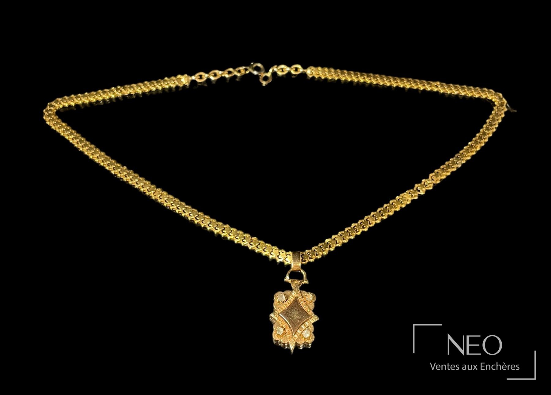 Collier en or jaune 18 carats à pendentif losange or rose et pierres blanches