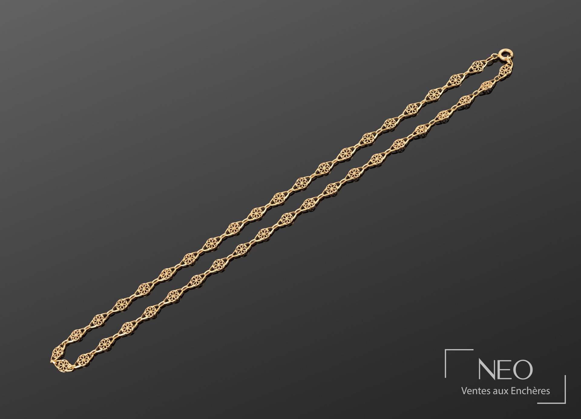 Collier en or jaune 18 carats à maillons rosaces dans un losange