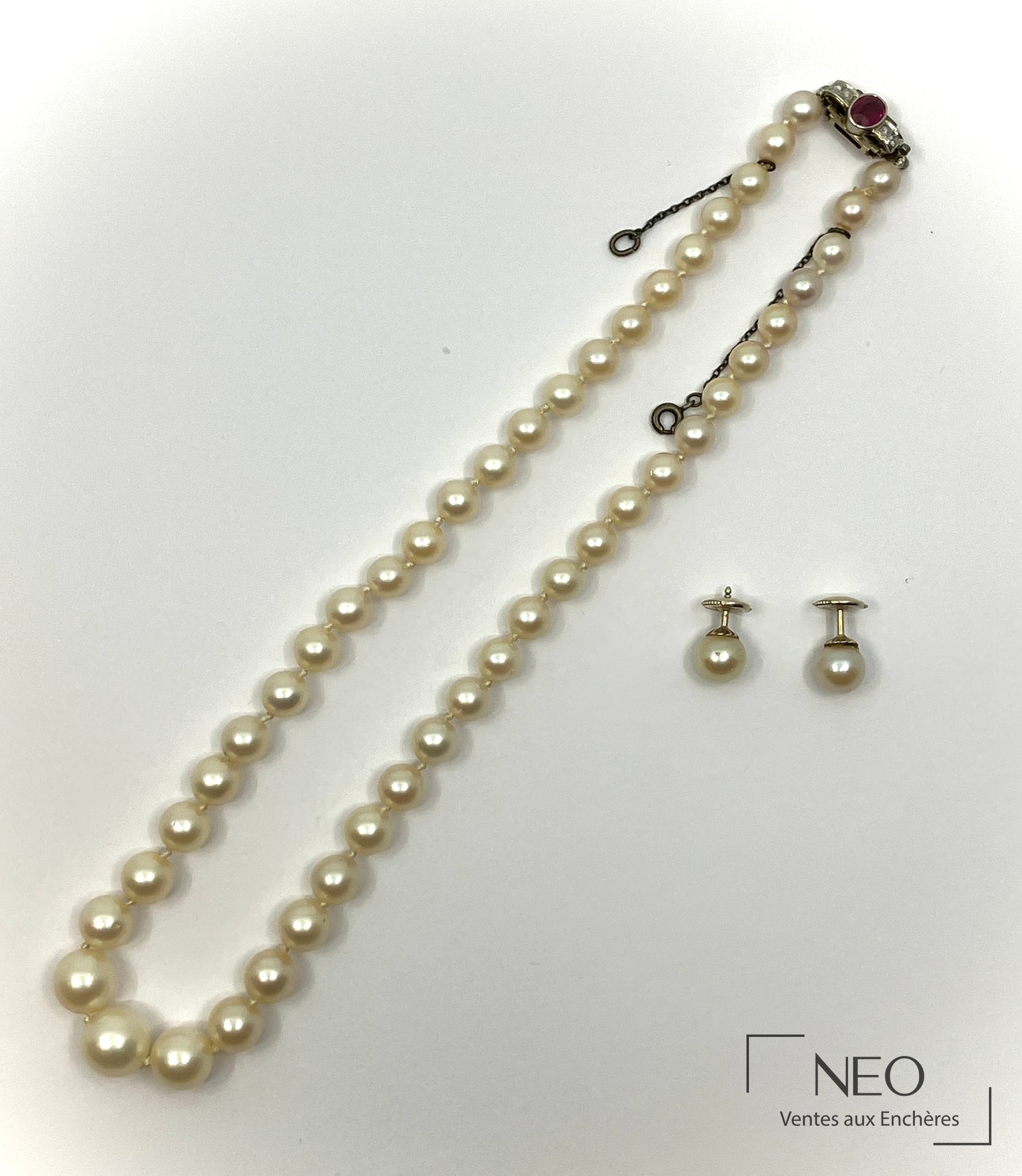 Collier en perles de culture et puces d’oreilles en perles de culture