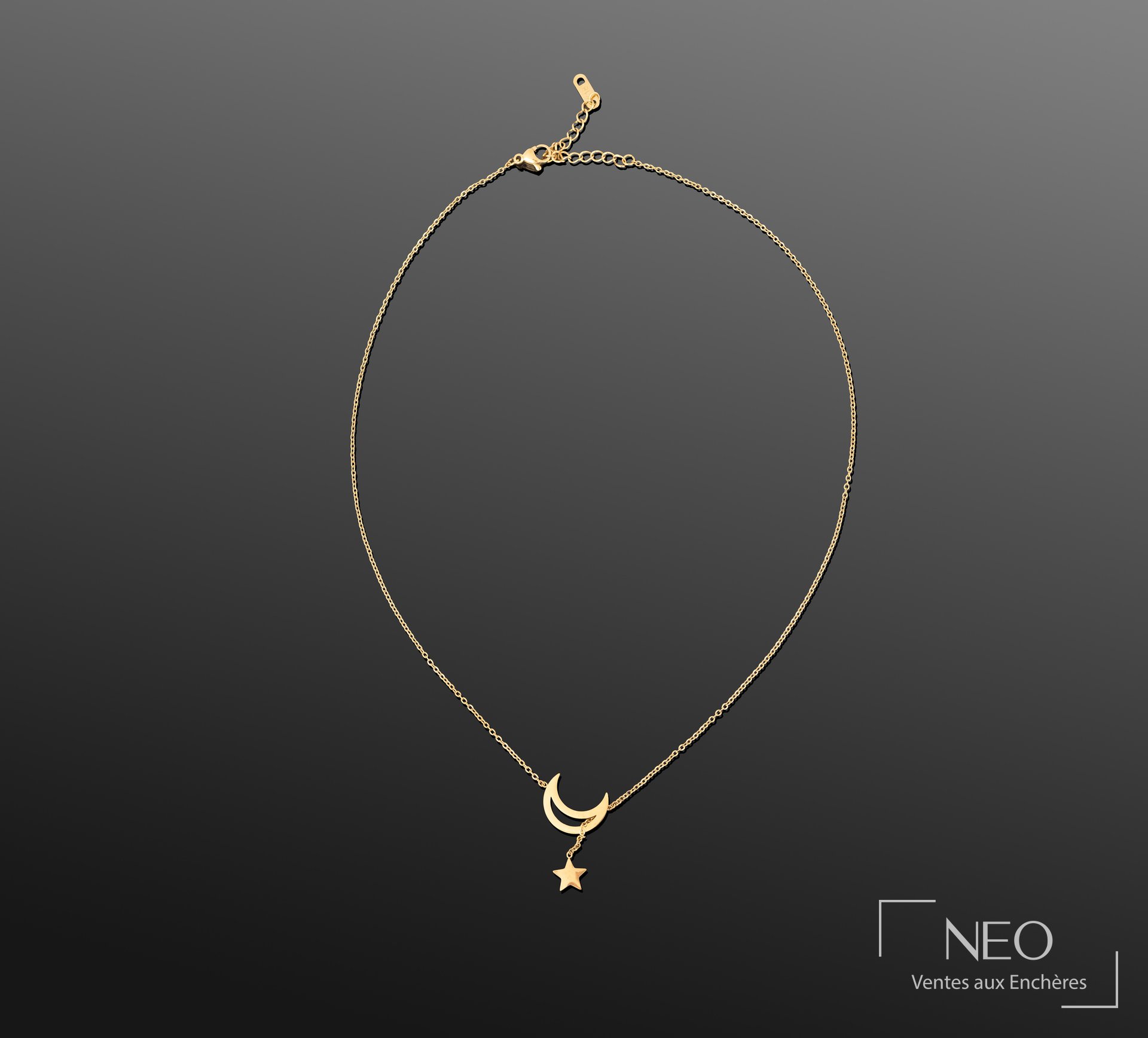Collier en métal doré à maille forçat, pendentif lune et étoile