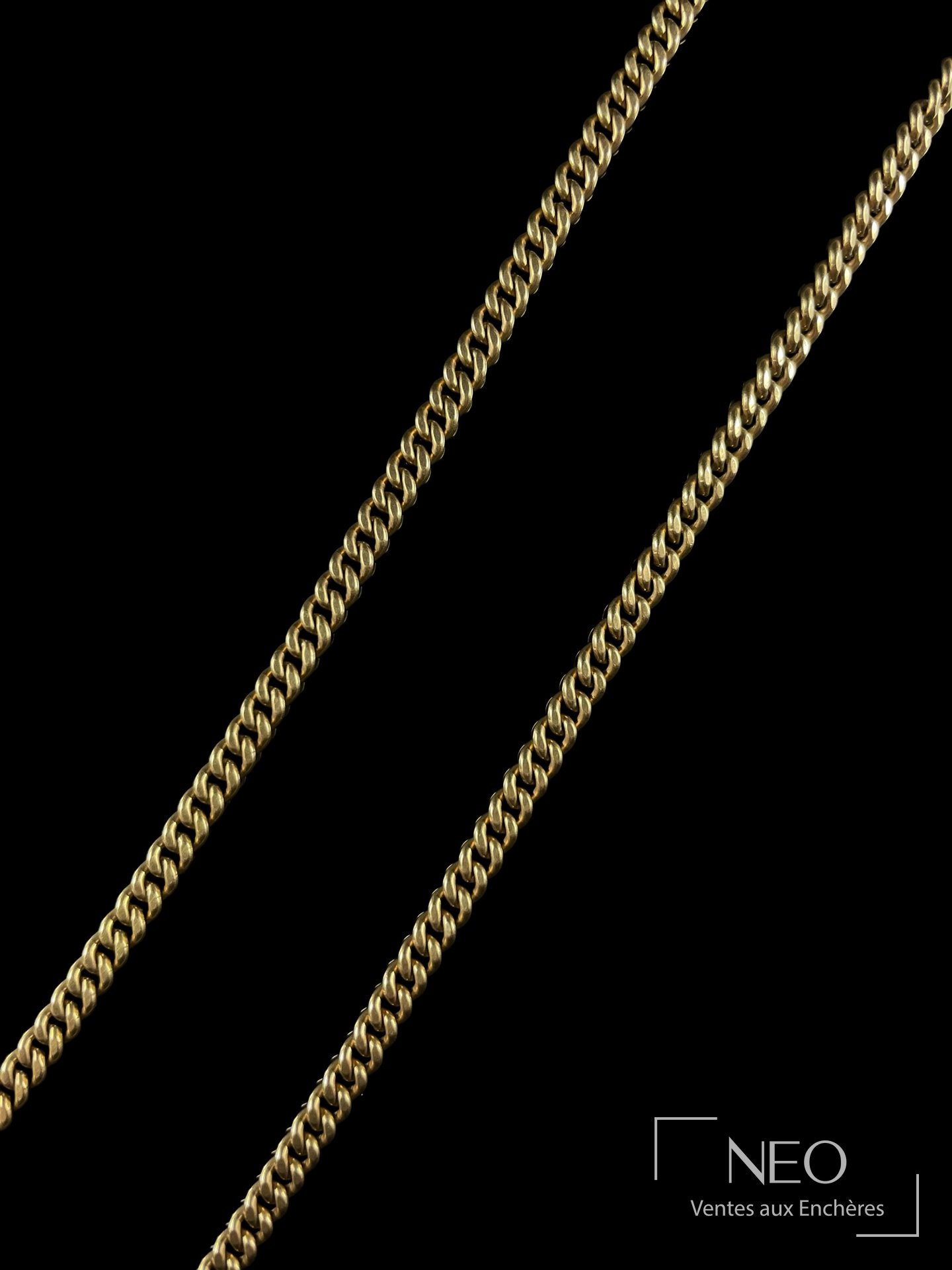 Collier en métal doré à maille gourmette, fermoir mousqueton