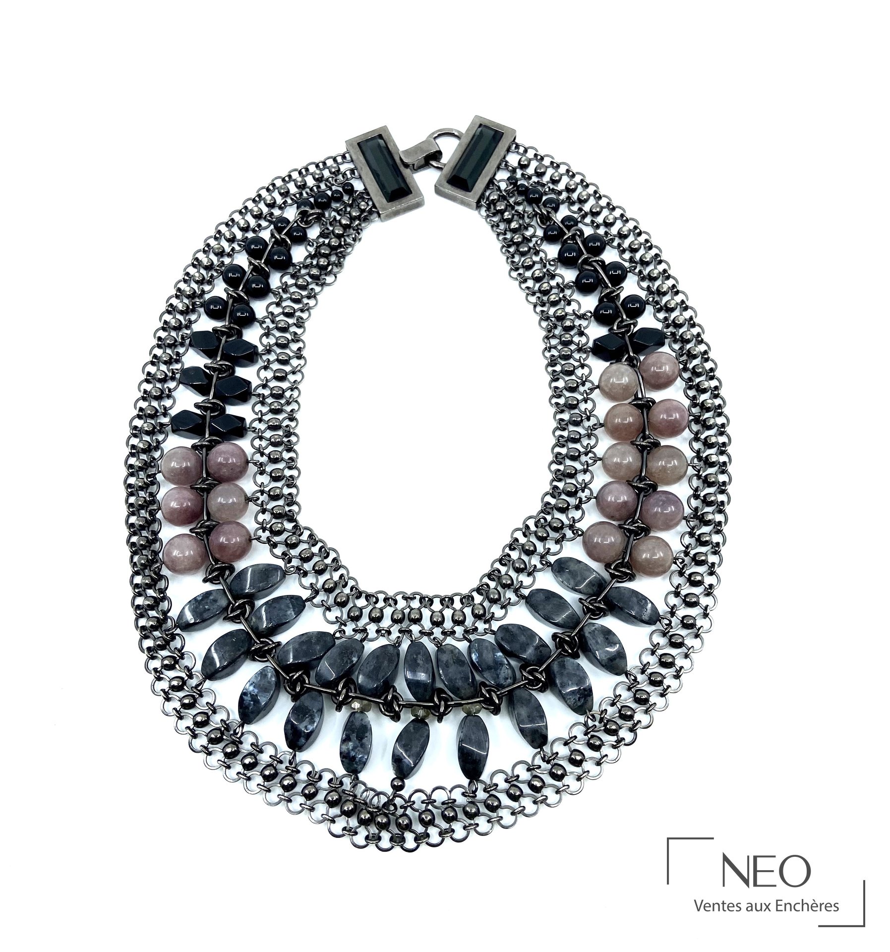 Collier multi-rangs en métal argenté, pierres dures et verre