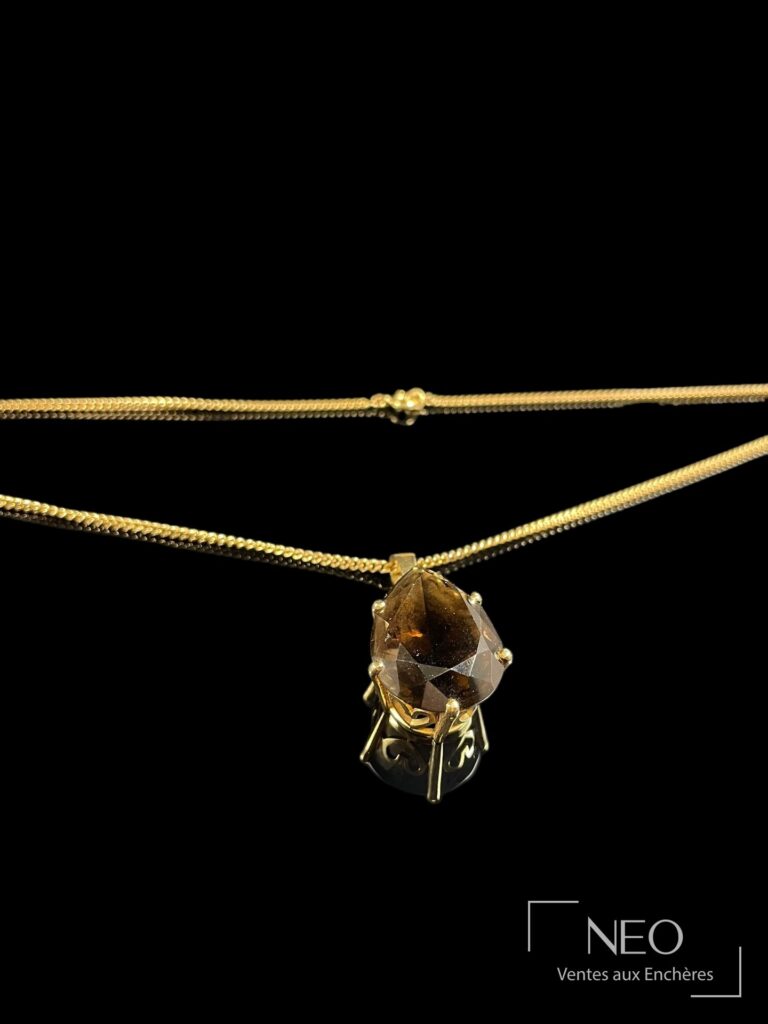 Pendentif poire en quartz fumé noir serti griffes sur chaîne en or jaune