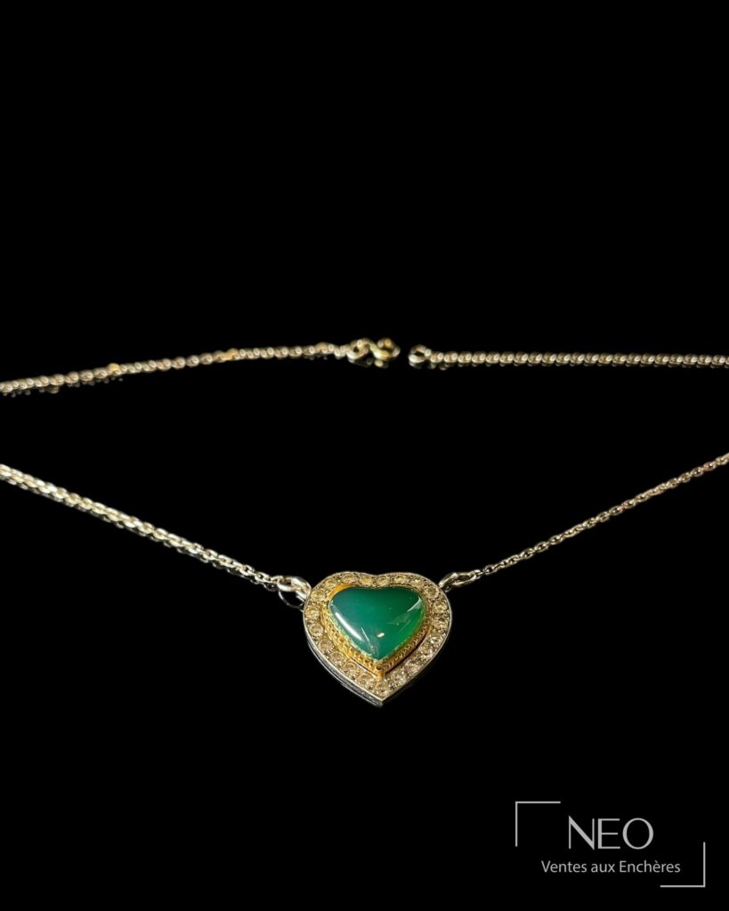 Pendentif cœur en chrysoprase entouré de petits diamants sur chaîne en or