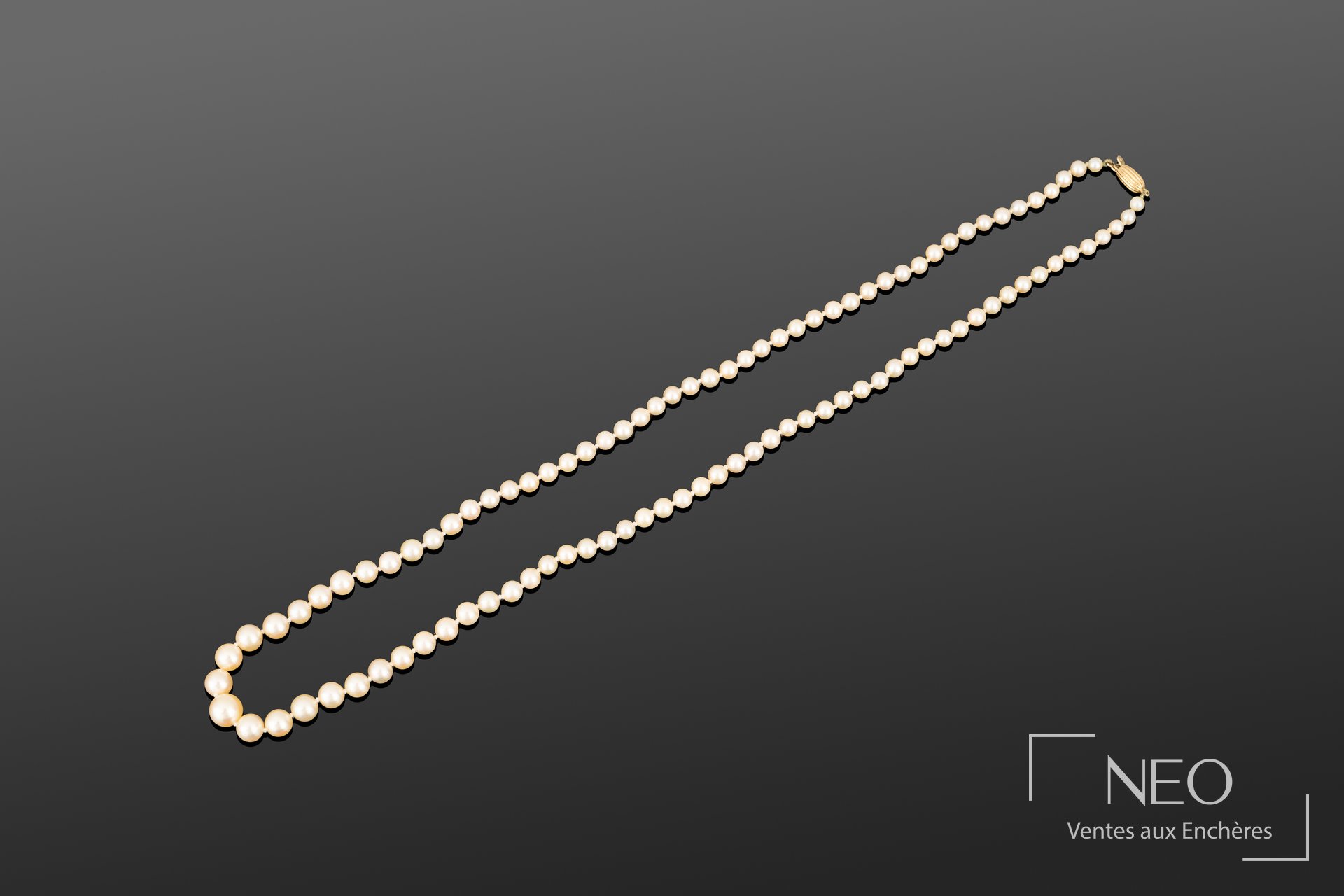 Collier de perles de culture blanches en chute, fermoir en or jaune 18K