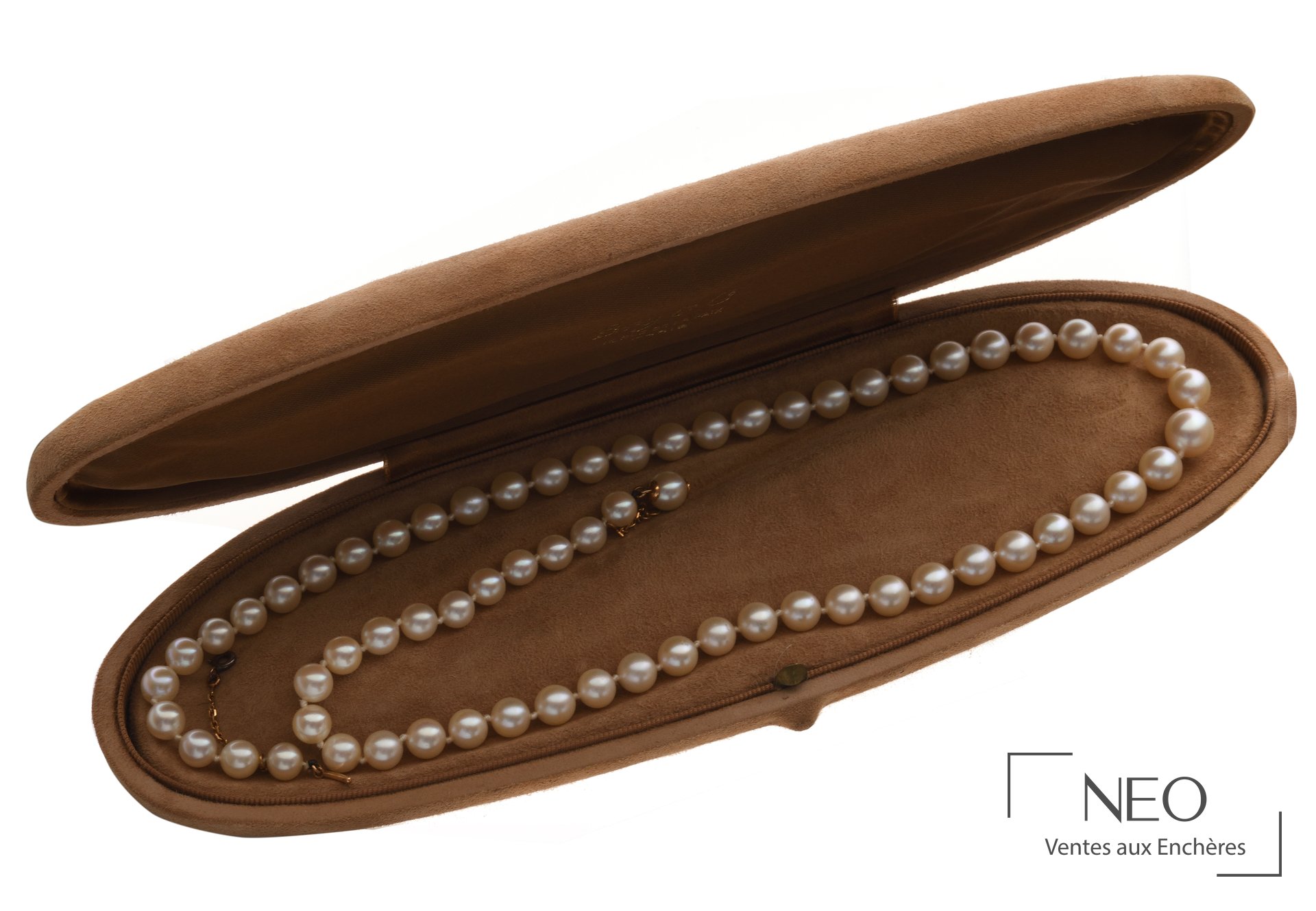 Collier en perles de culture présenté dans son écrin brun ouvert