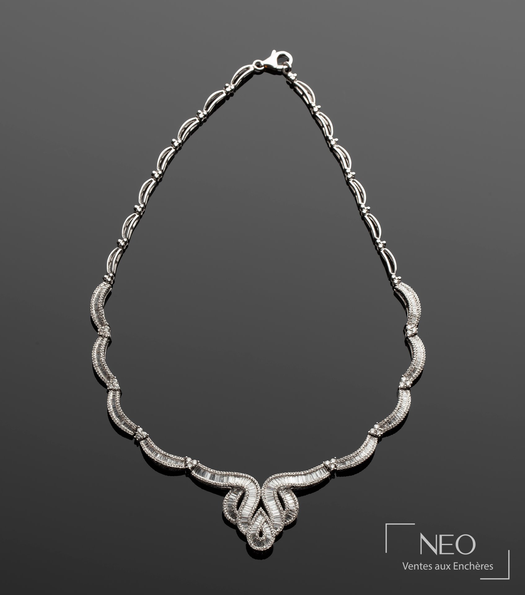 Collier plastron en or gris 18 carats orné de diamants